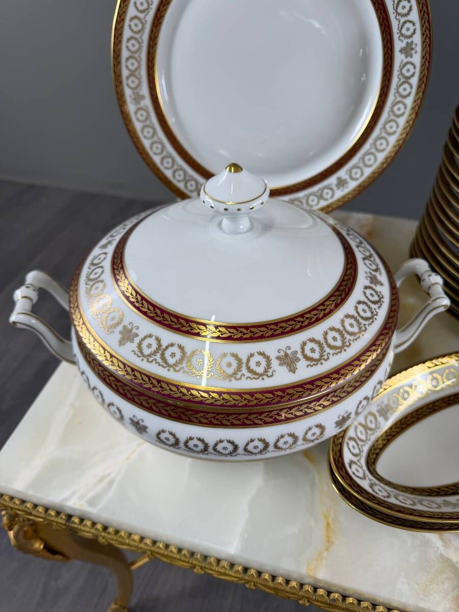 Limoges porcelain table service Leclaire, 42 pieces, 20th century