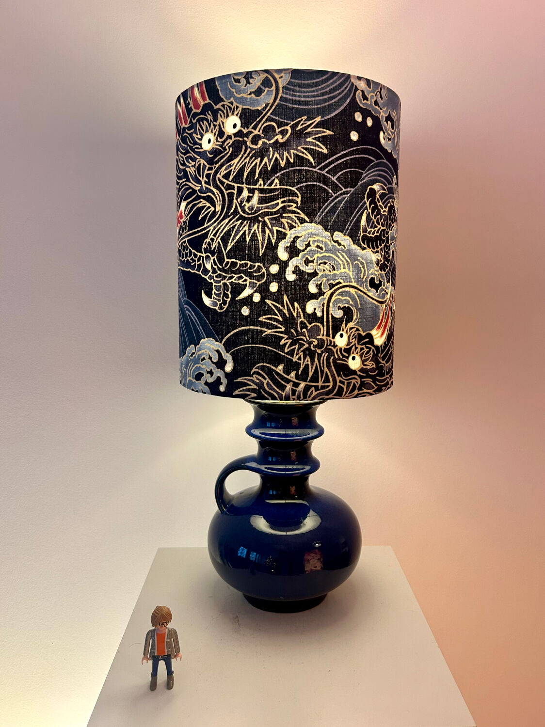 Vase en céramique ouest-allemande recyclé en lampe de table avec abat-jour japonais.