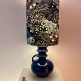 Vase en céramique ouest-allemande recyclé en lampe de table avec abat-jour japonais.