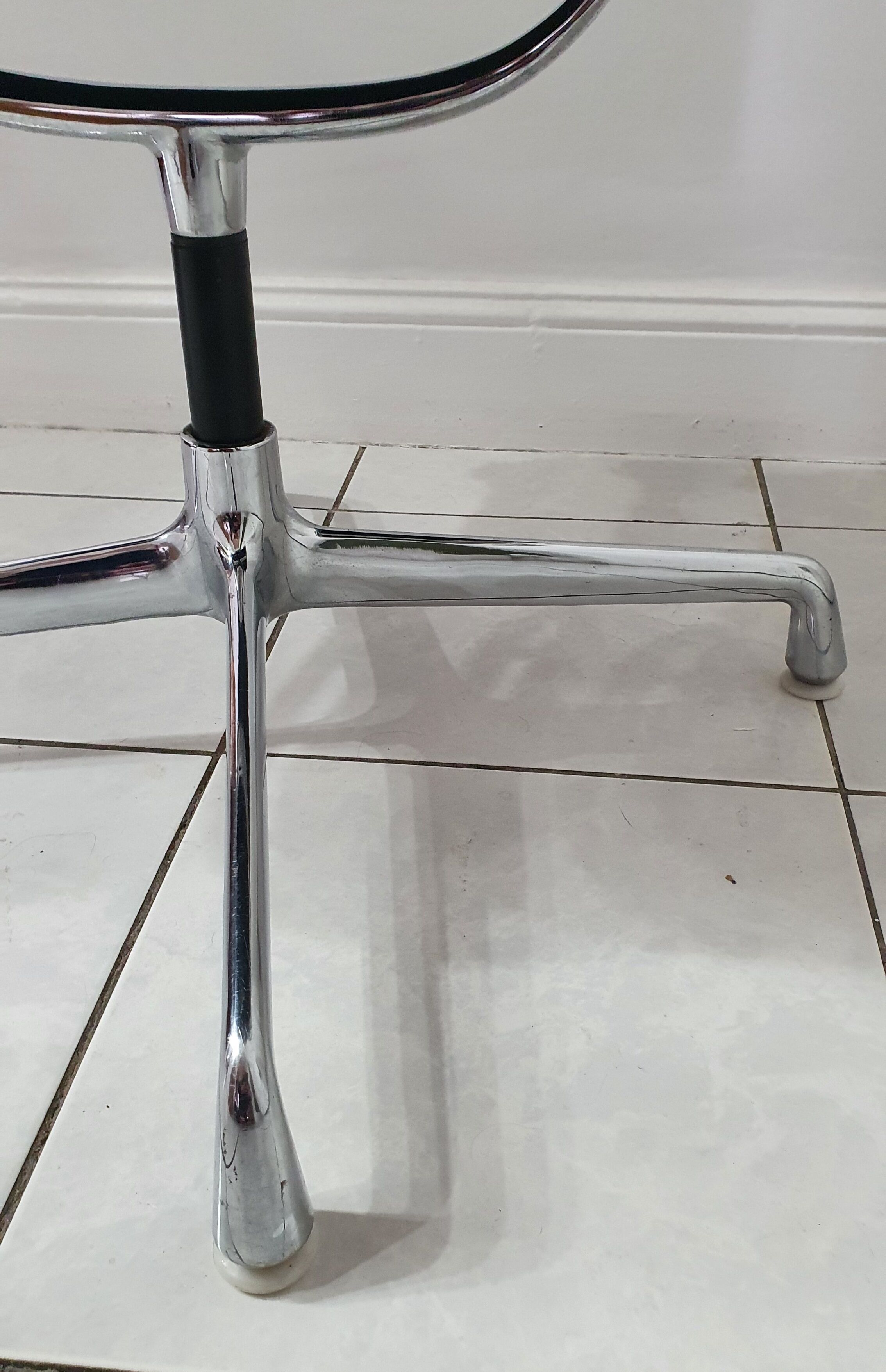 Fauteuil EA208 soft pad Charles et Ray Eames édition Herman Miller