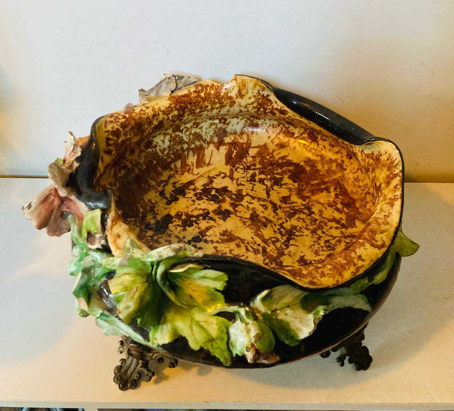 Cache pot, Napoleon III jardinière from the 19th century in barbotine and bronze.