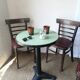 Lot de 12 chaises bistrot TON en bois et skaï rouge vintage.