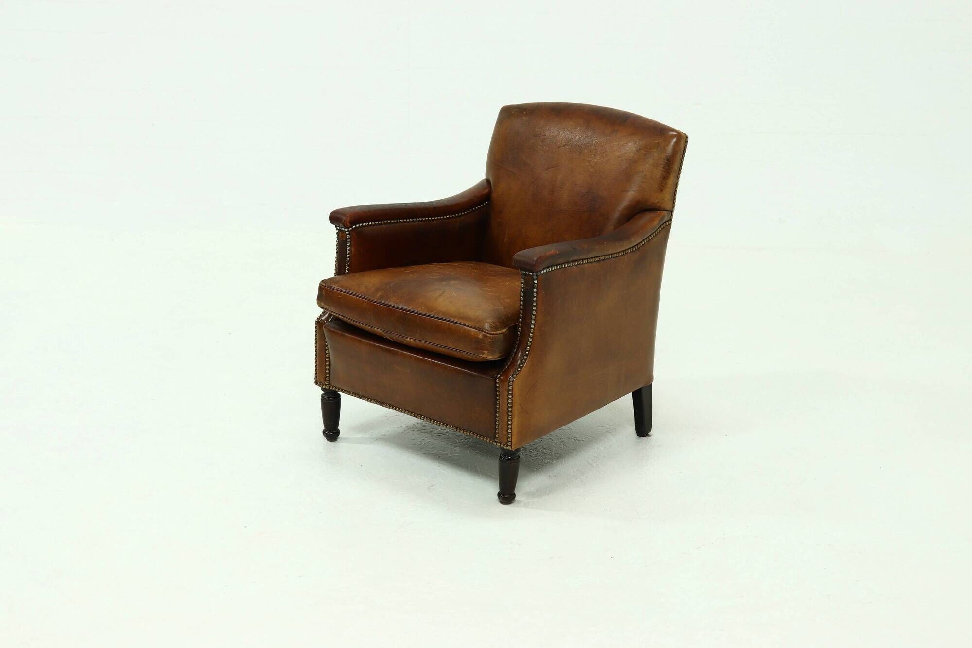 Fauteuil en cuir de mouton patiné années 1950