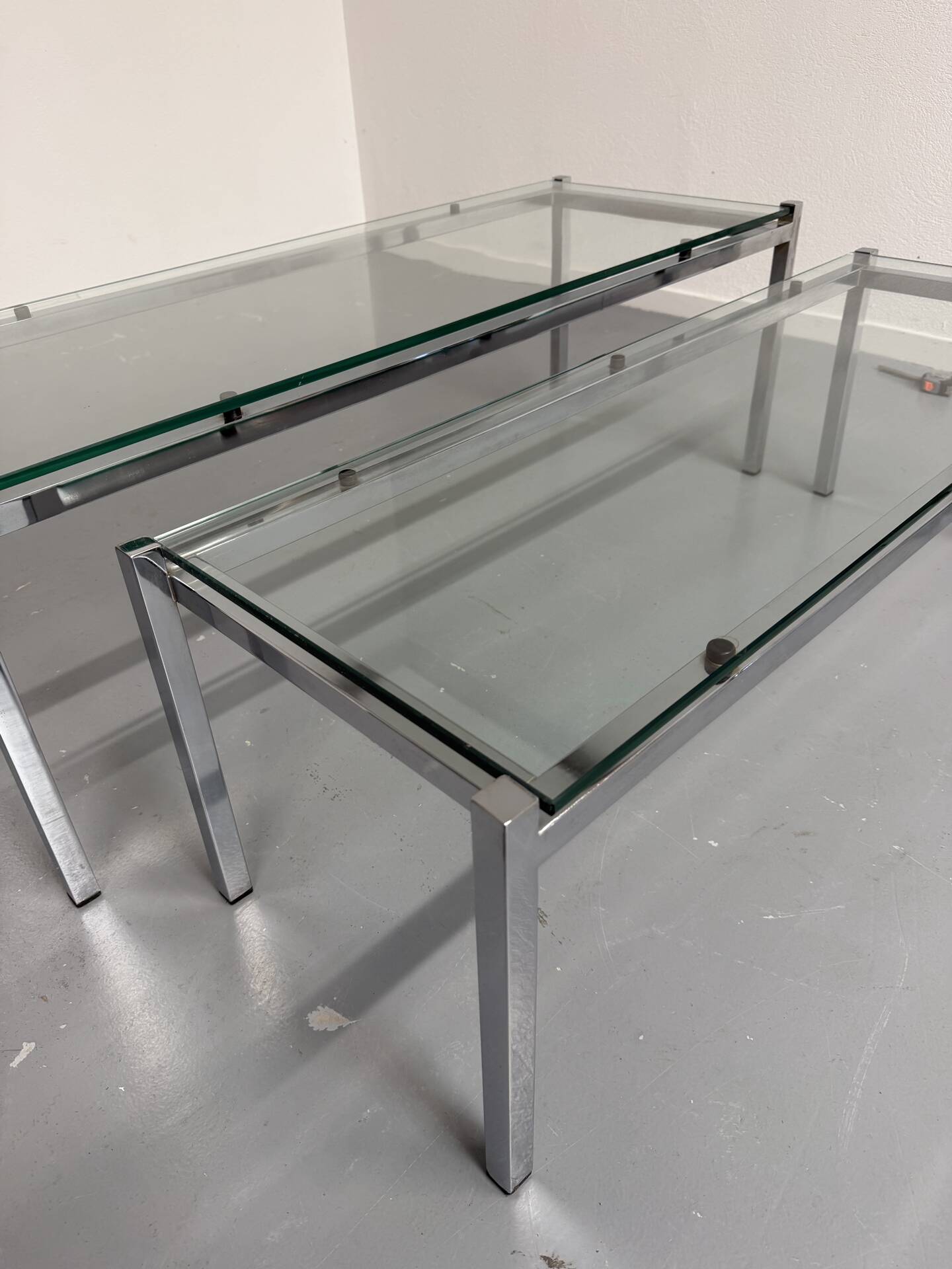 2 large nesting coffee tables in chrome and glass, 1970s design.