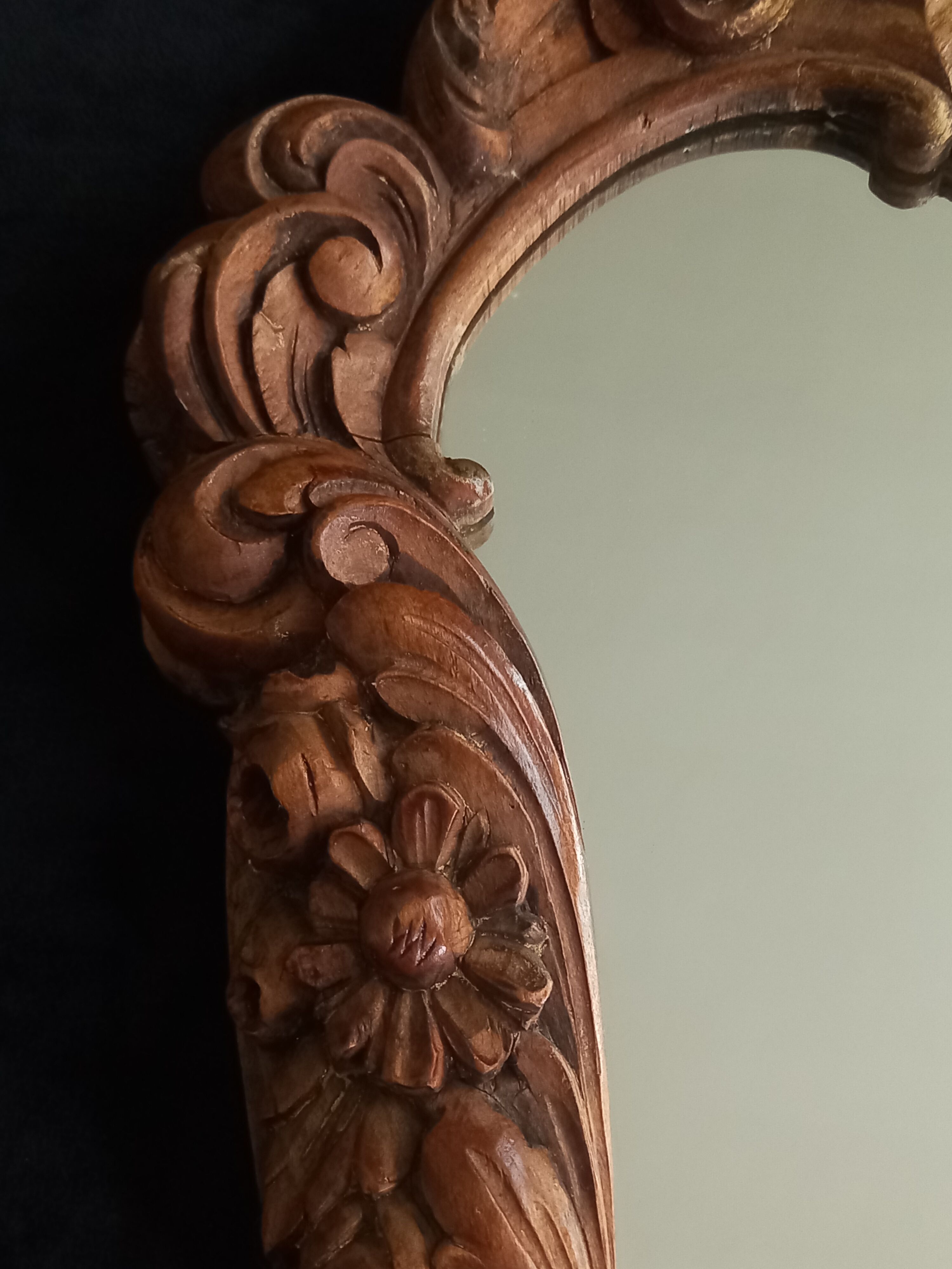 Mirror baroque style in carved walnut – late 19th