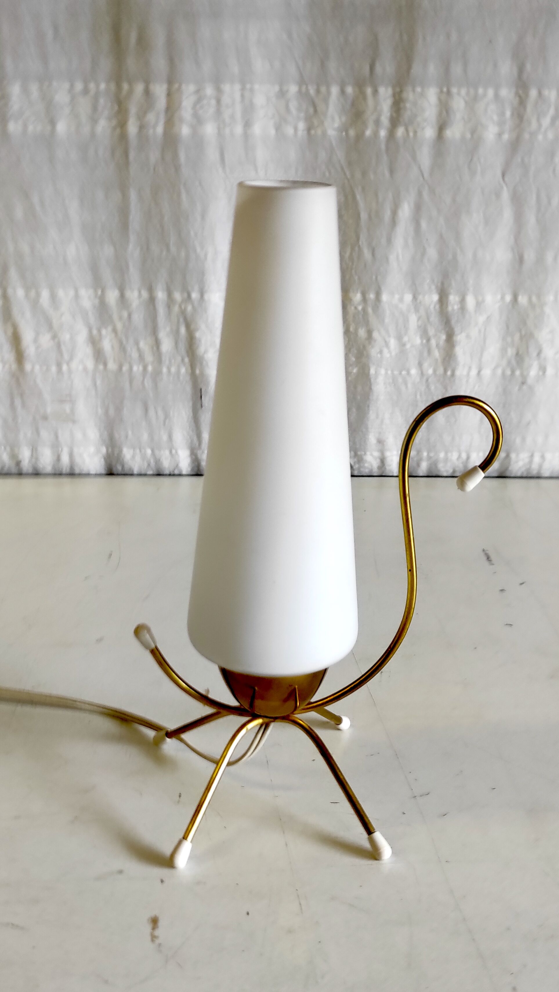 Lampe à poser métal doré et abat-jour opaline blanc – années 50/60