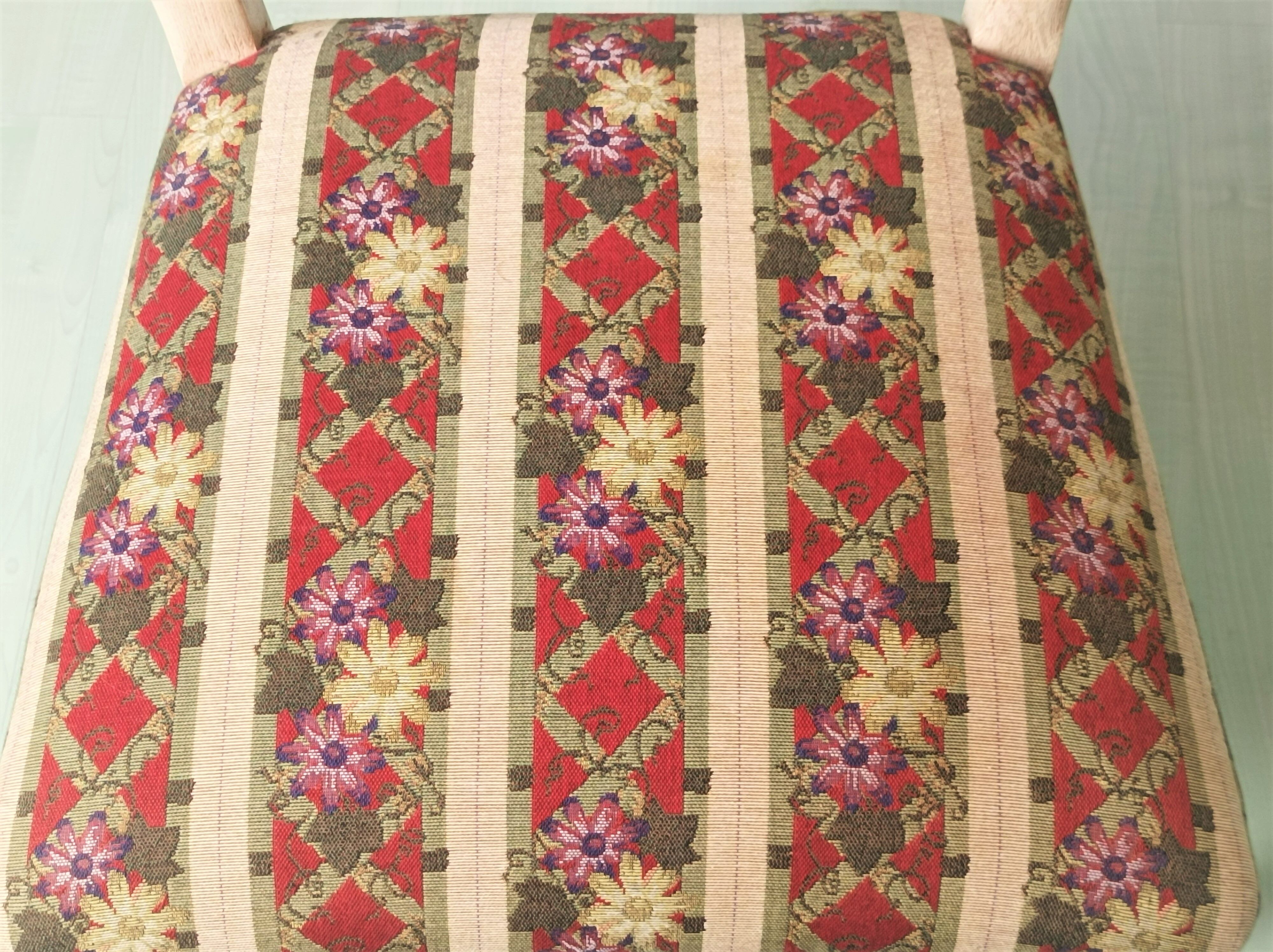 Chair with lyre backrest