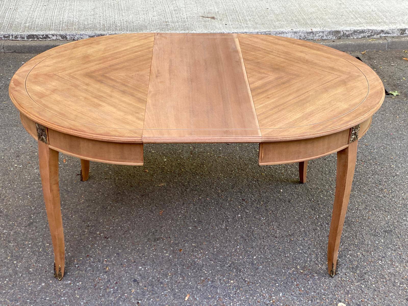 Round extendable dining table stripped in cherry wood with Louis XVI marquetry 1