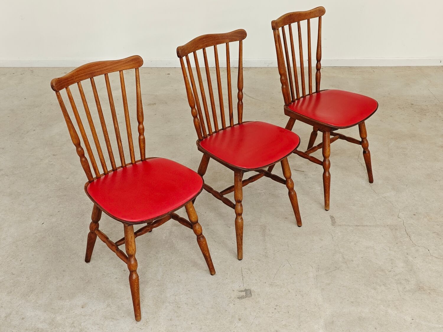 Lot de 3 chaises bois et skaï rougeTacoma par Baumann 1960