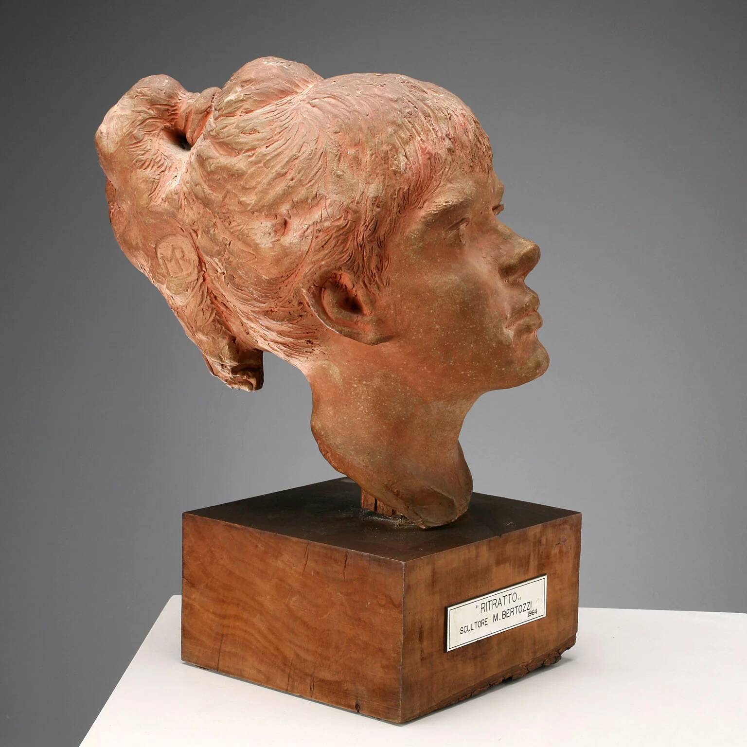 Sculpture moderne tête de jeune fille signée Mario Bertozzi Italie années 1960