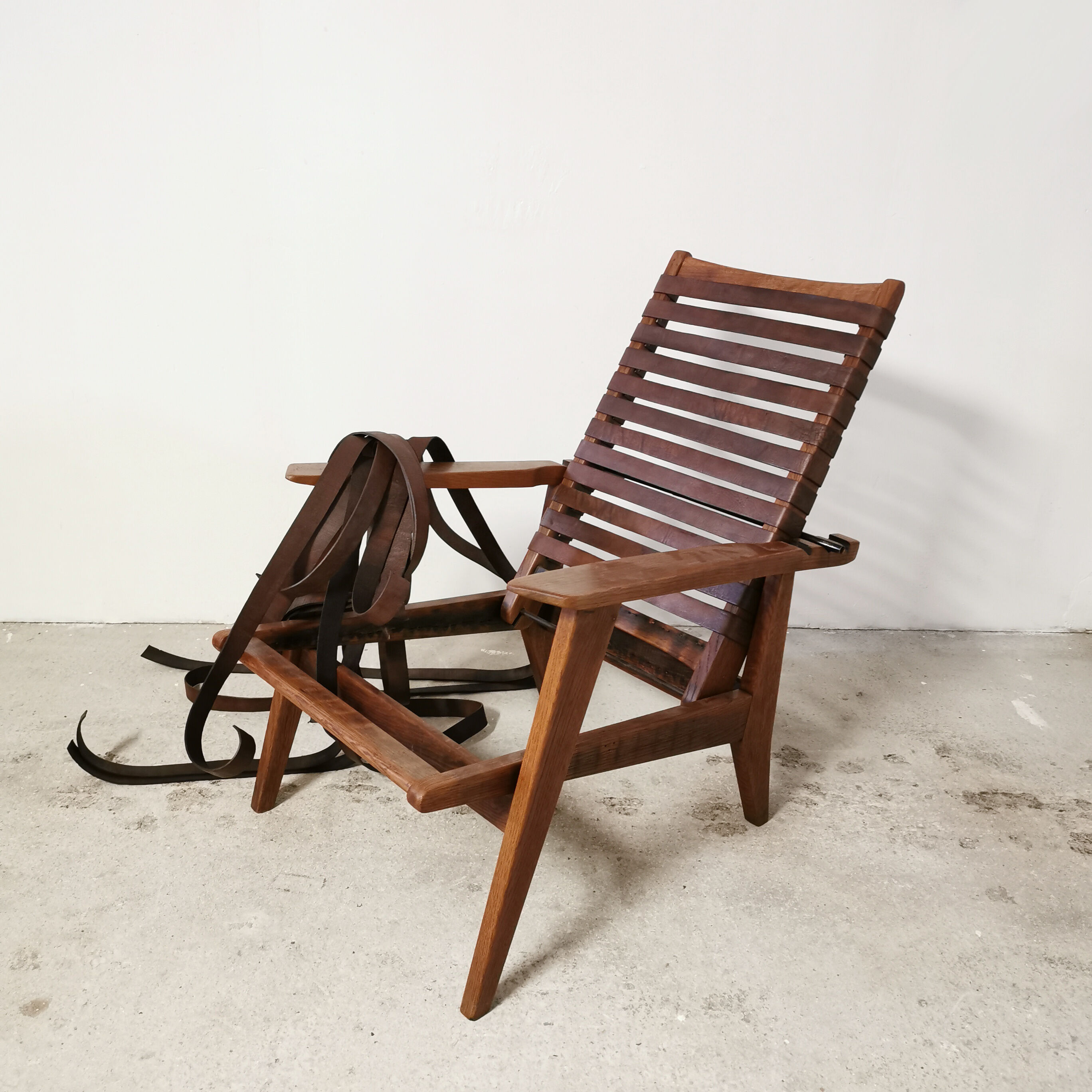 Fauteuil reconstruction en chêne et cuir, 1950