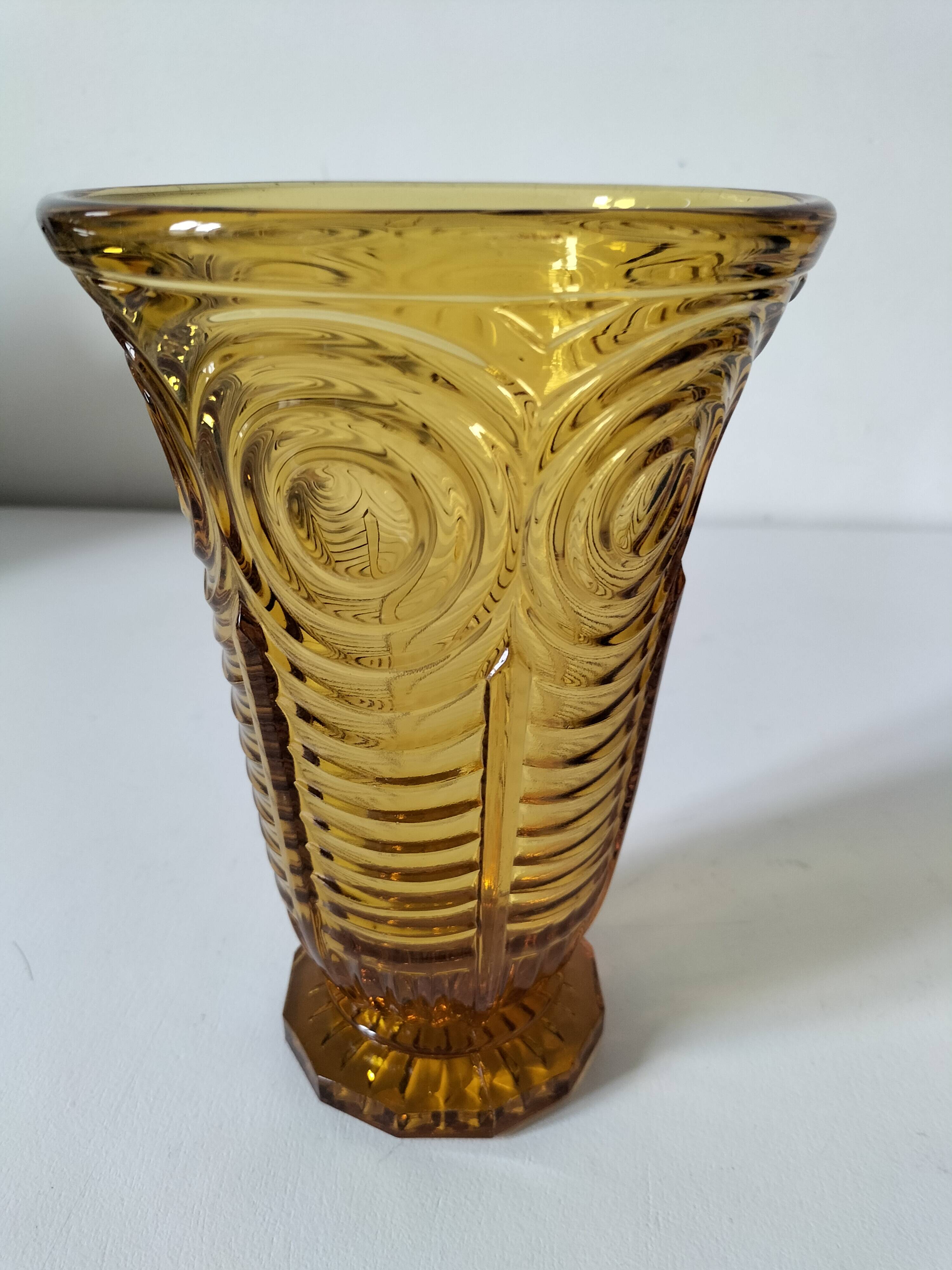 Art Deco vase in molded pressed glass, amber color