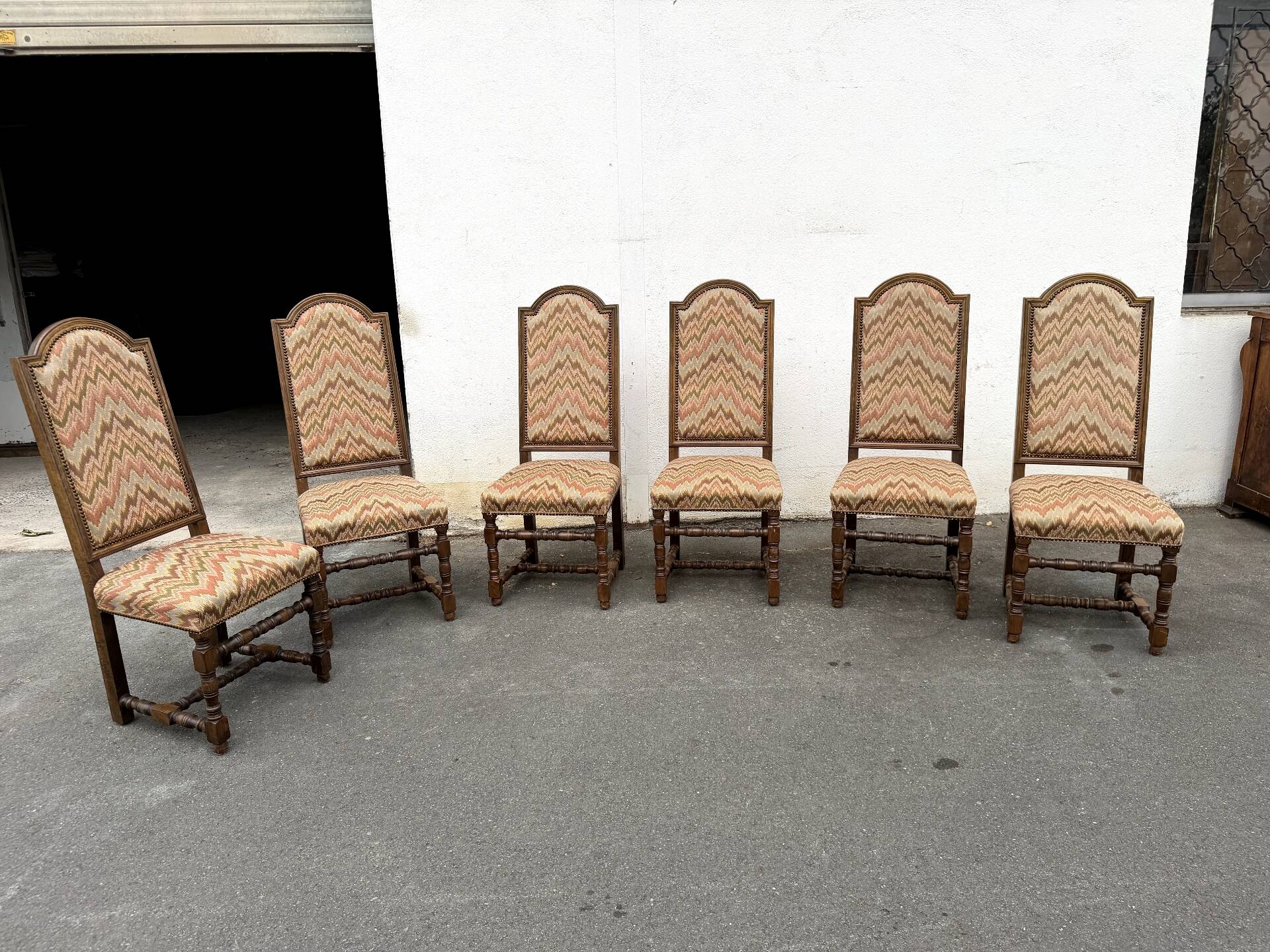 Série de 6 chaises à haut dossier de style Louis XIII