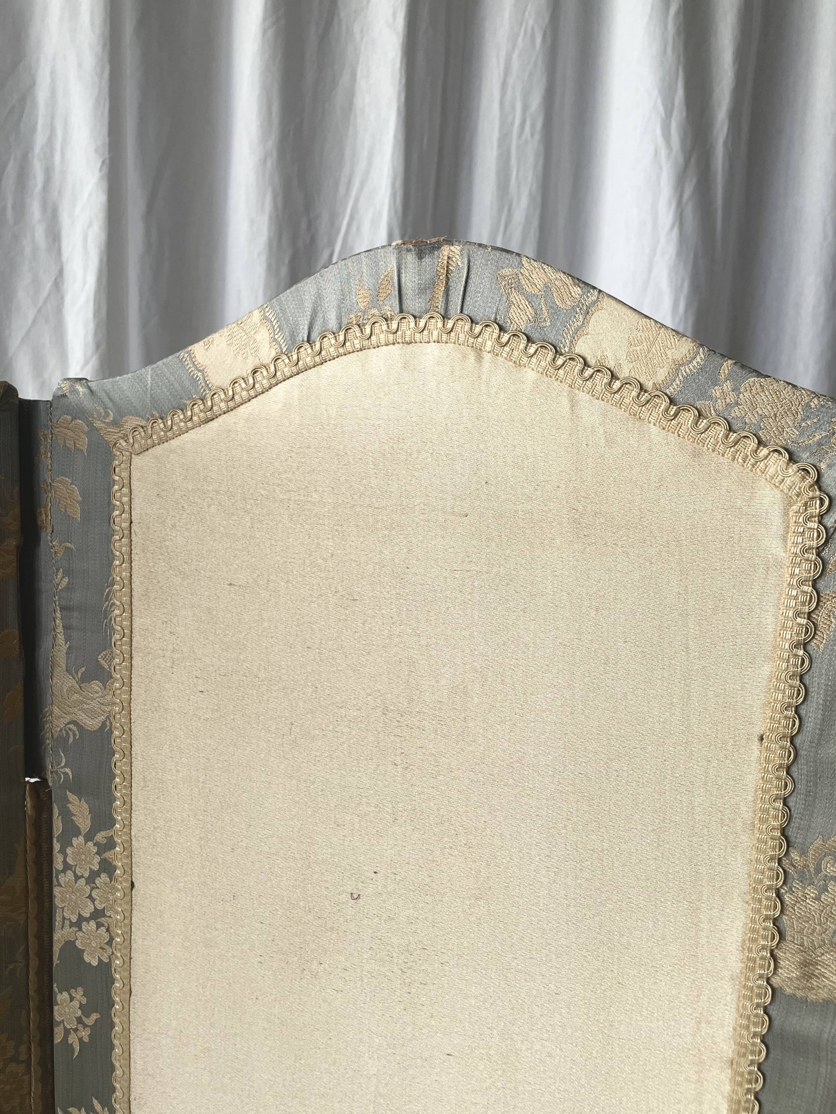 Antique Chinoiserie-style screen from the early 20th century in damask silk.