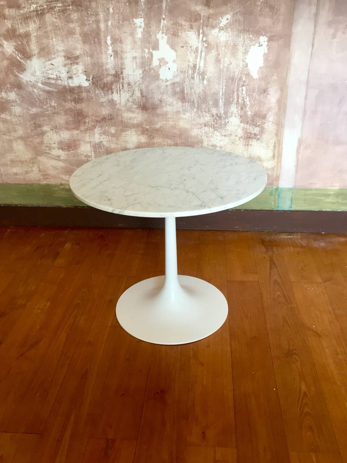 Carrara marble pedestal table