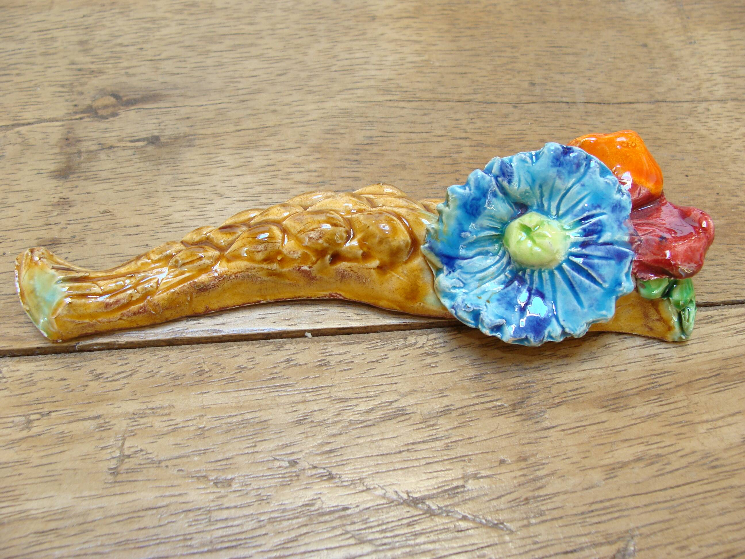 Vintage barbotine knife rest