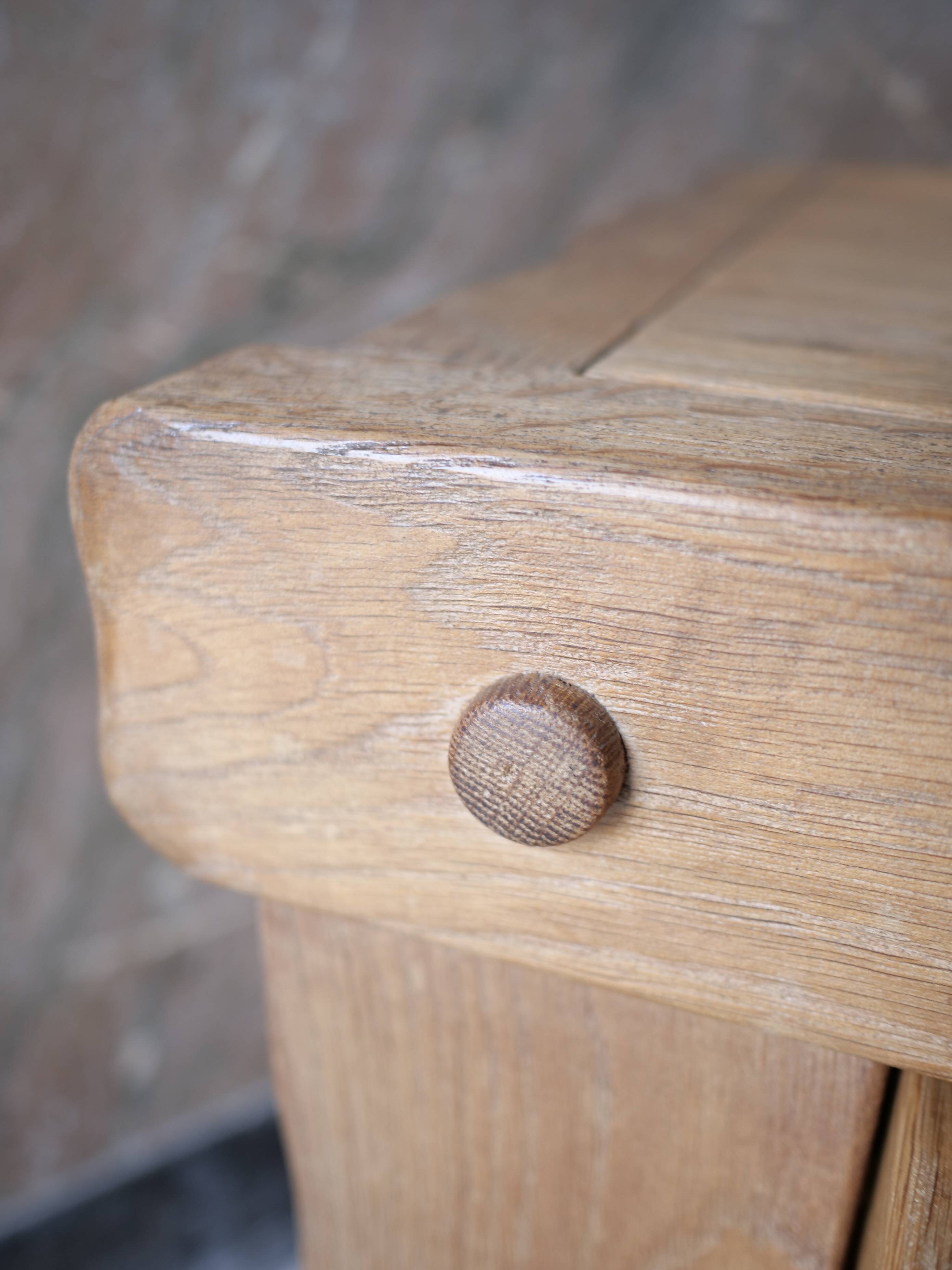 commode à tiroir brutaliste en chêne massif