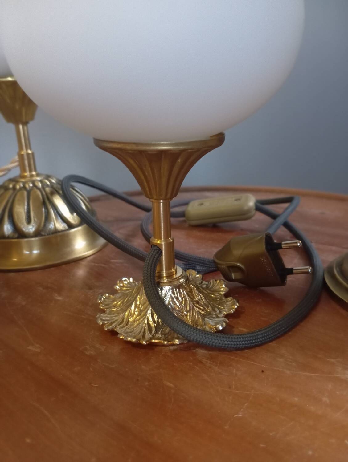 Trio lampes à poser style art deco bronze et opaline blanche