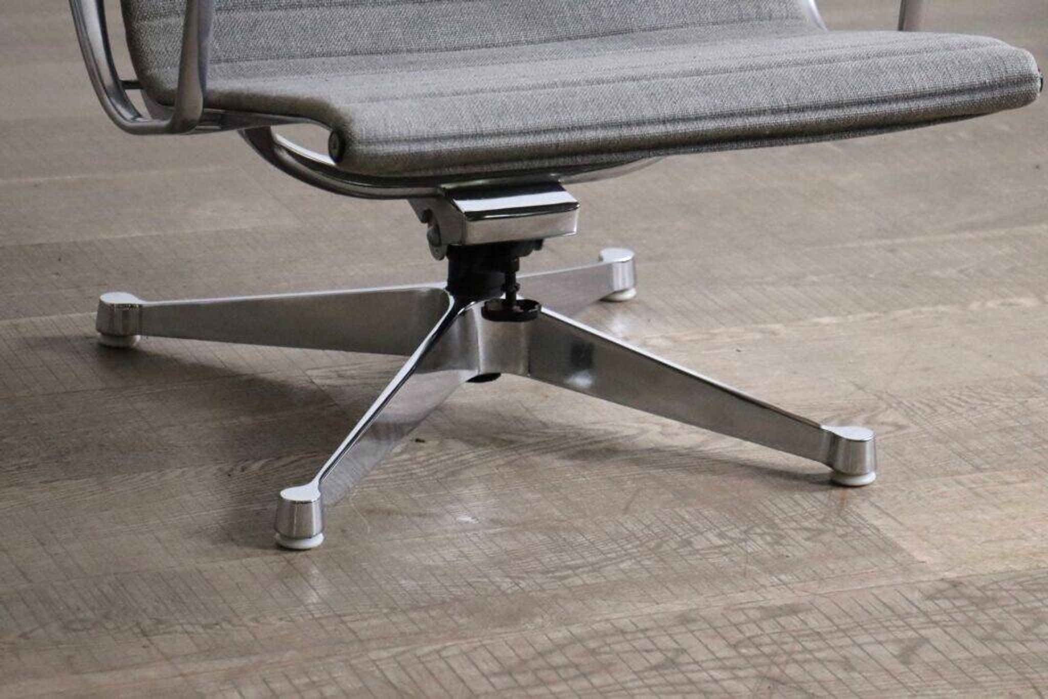 Early edition Eames EA124 Aluminium Group lounge chair by Herman Miller, 1970s