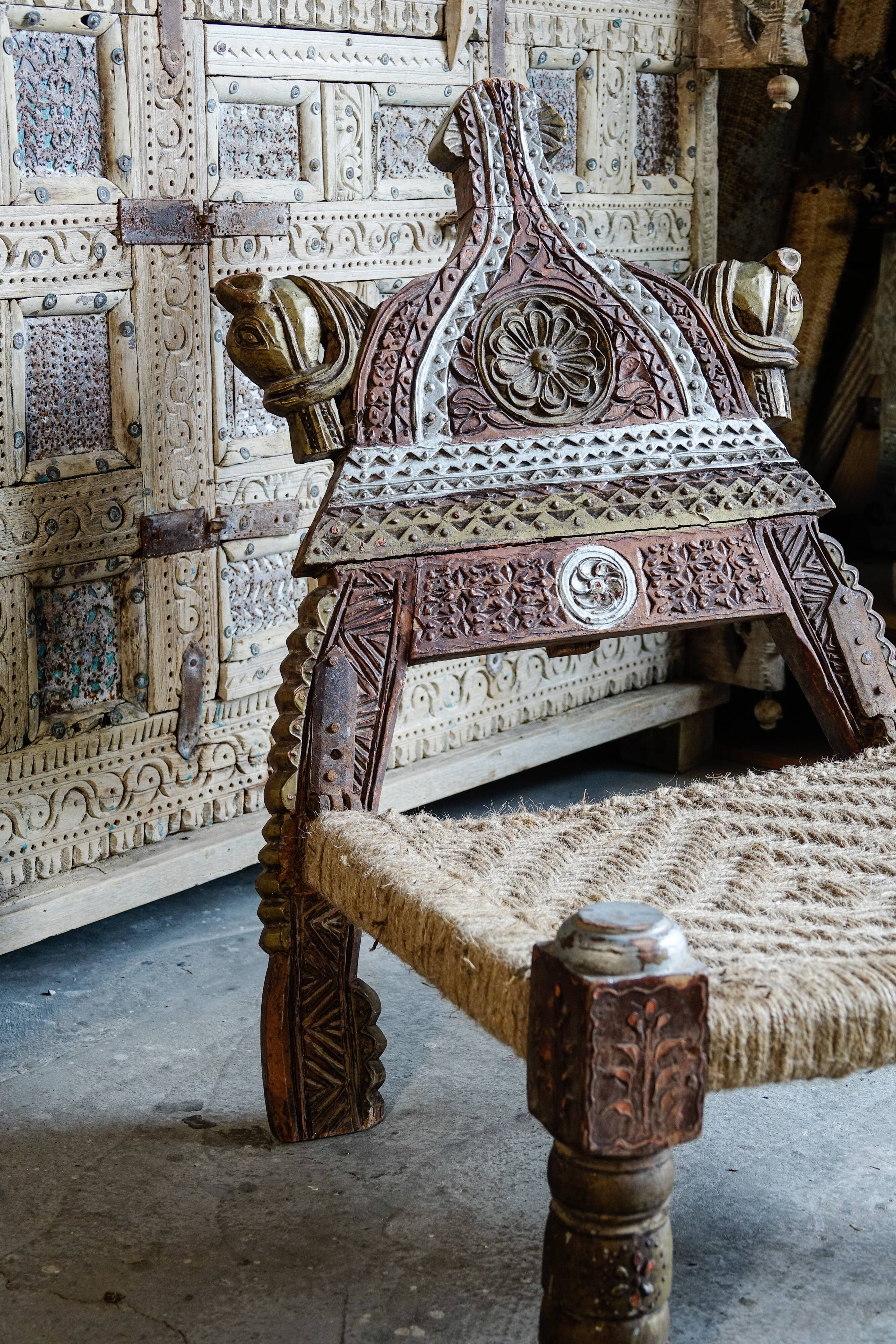 Chaise en bois sculpté et corde