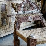 Chaise en bois sculpté et corde