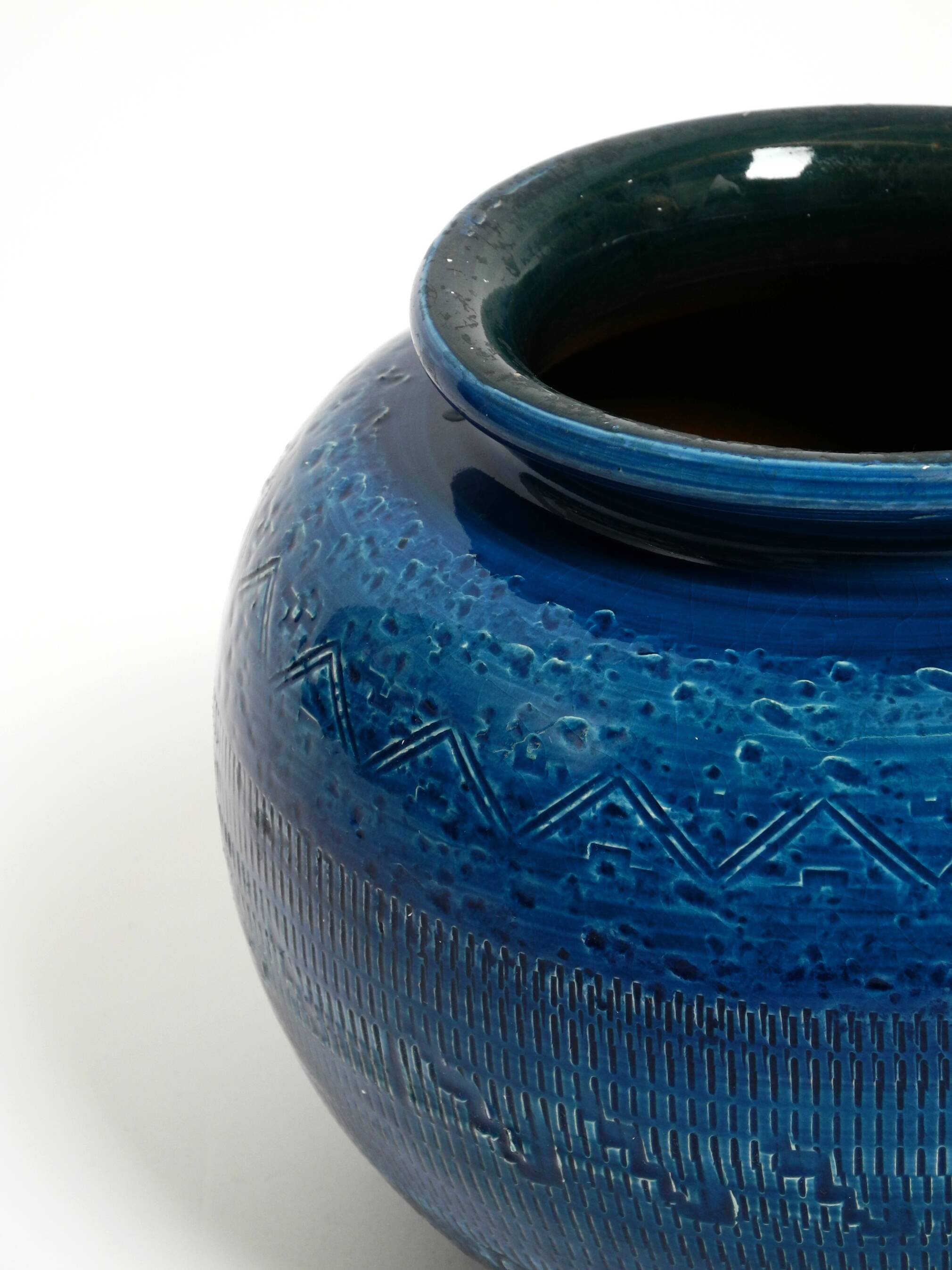 Magnifique vase en céramique Rimini Blu des années 1960 par Aldo Londi pour Bitossi Italie.