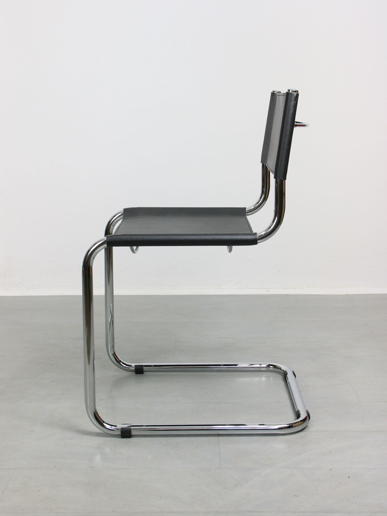 Chaise Bauhaus en cuir noir vintage, Italie Selency