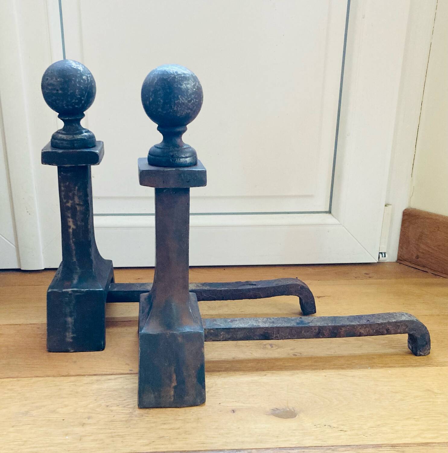 Pair of massive antique-style fire dogs in solid iron from the 20th century.