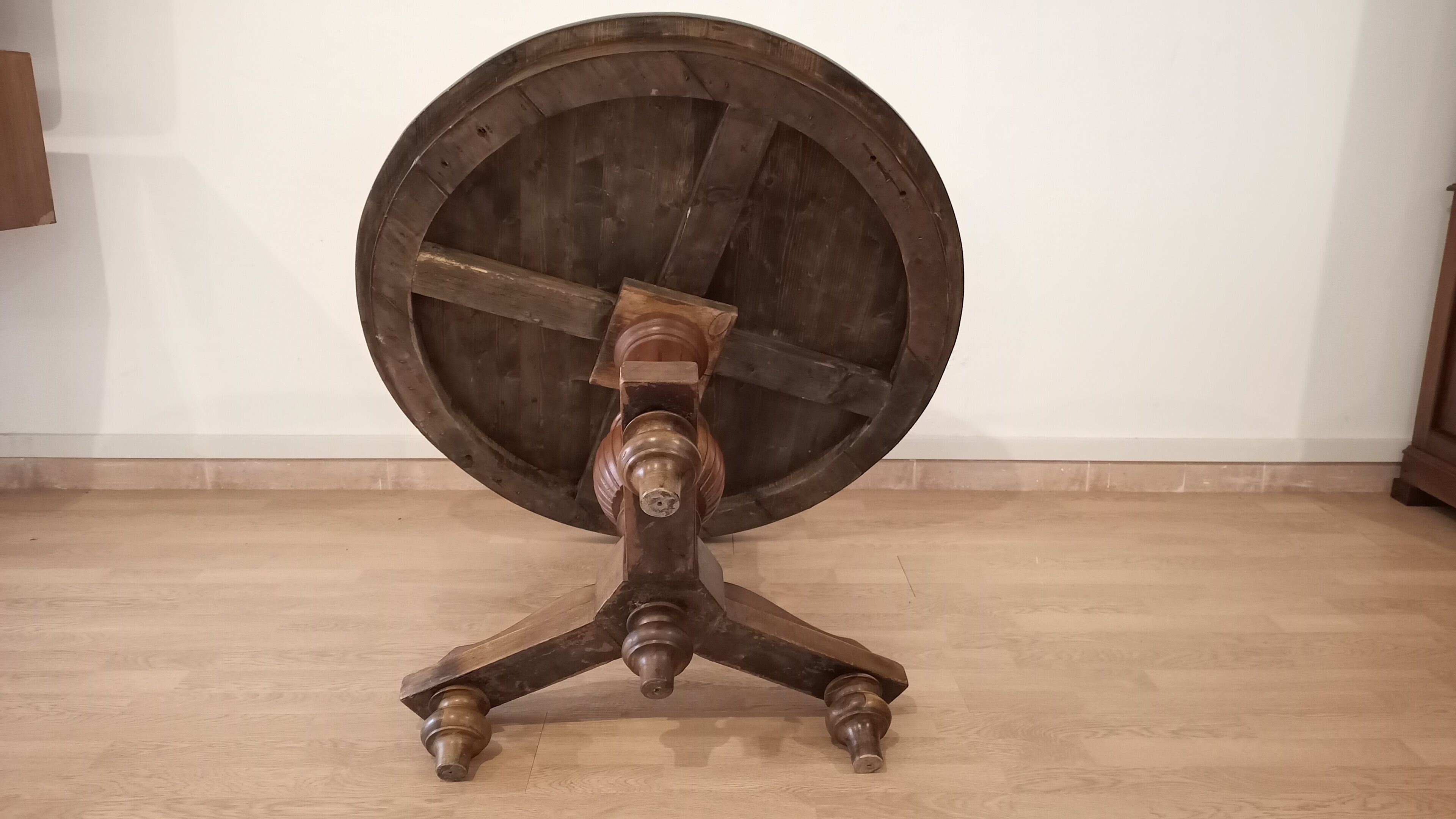 Table ronde en noyer XIXème