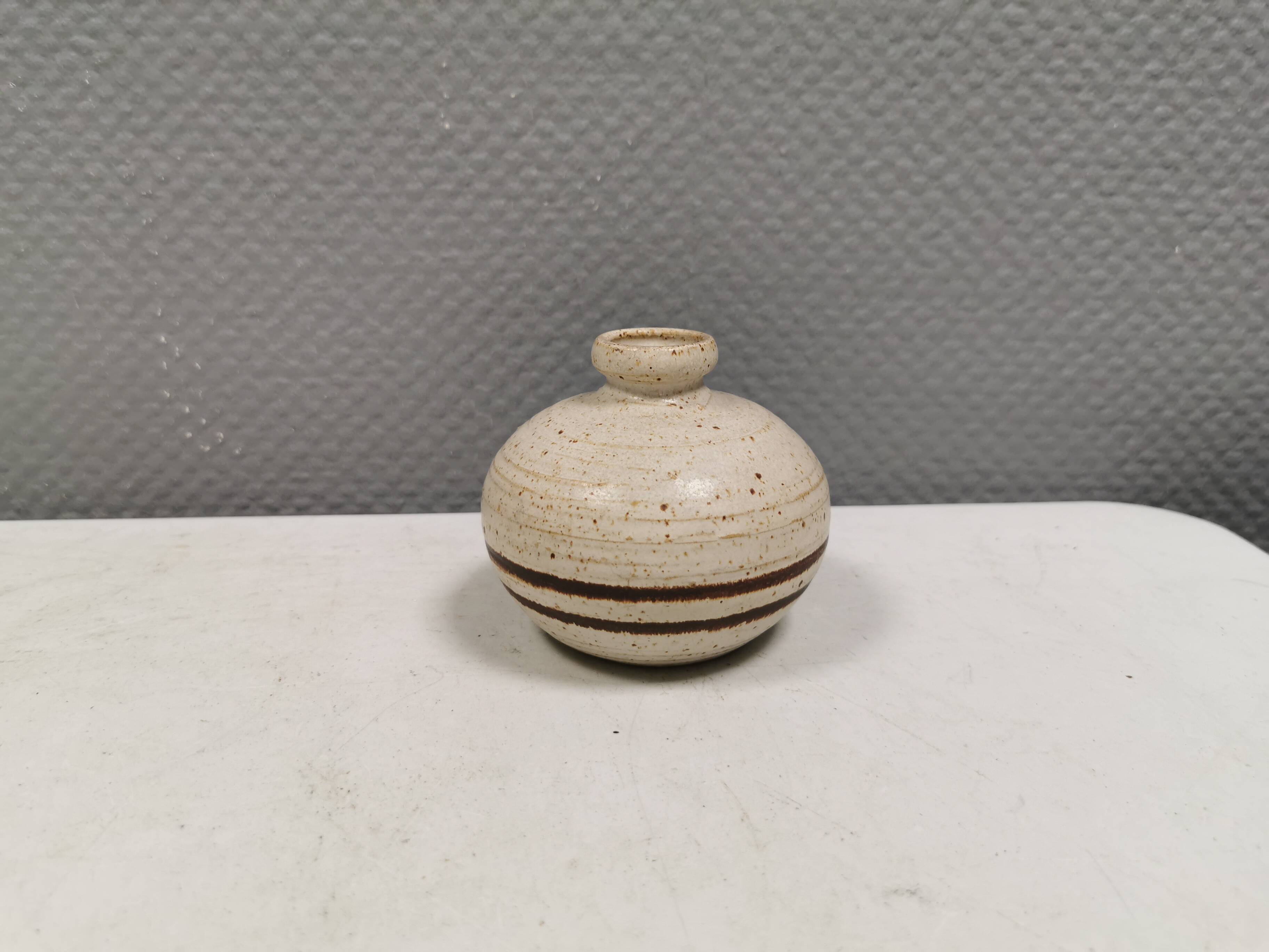 Petit vase sphérique, danois des années 1970-80.