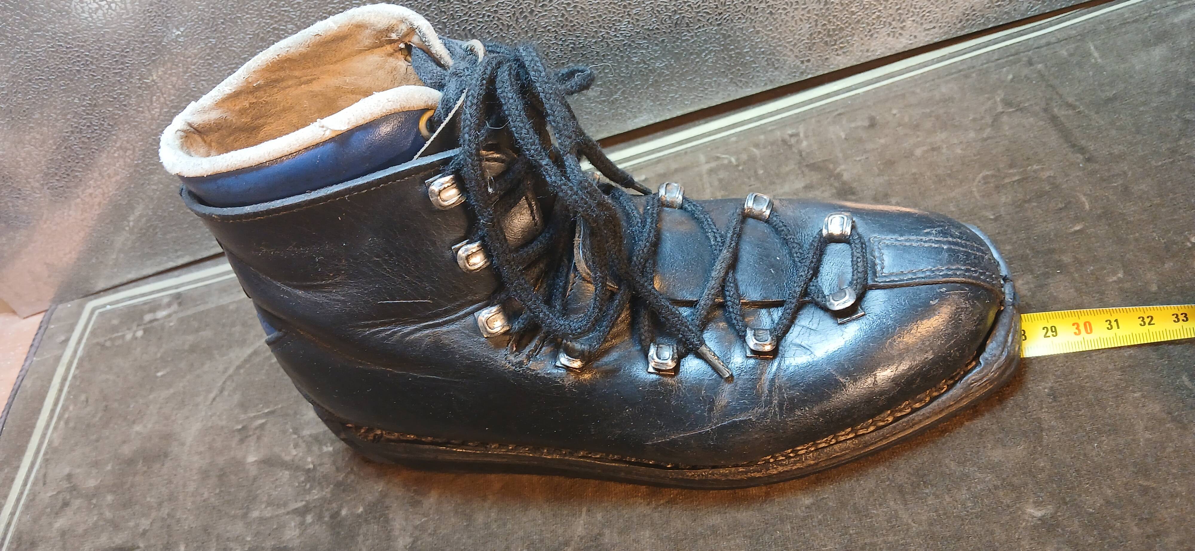 Pair of vintage wooden Skis and their poles + shoes.