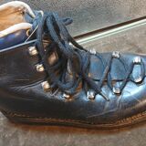 Pair of vintage wooden Skis and their poles + shoes.