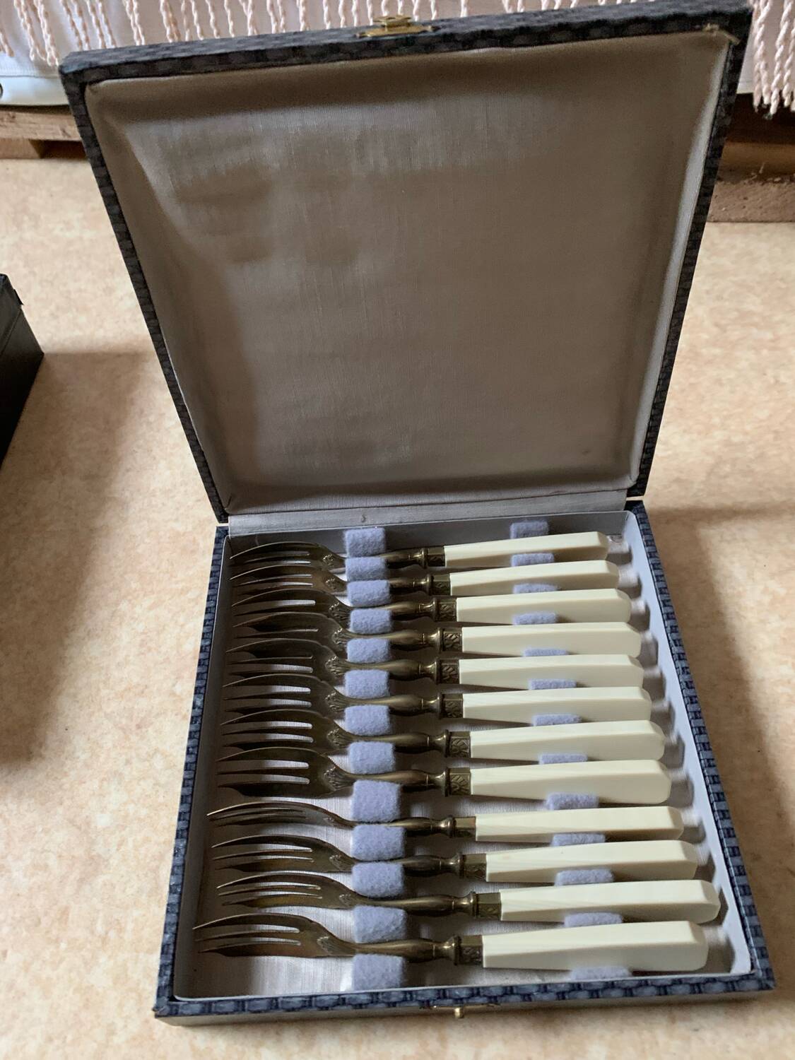 Household dessert forks