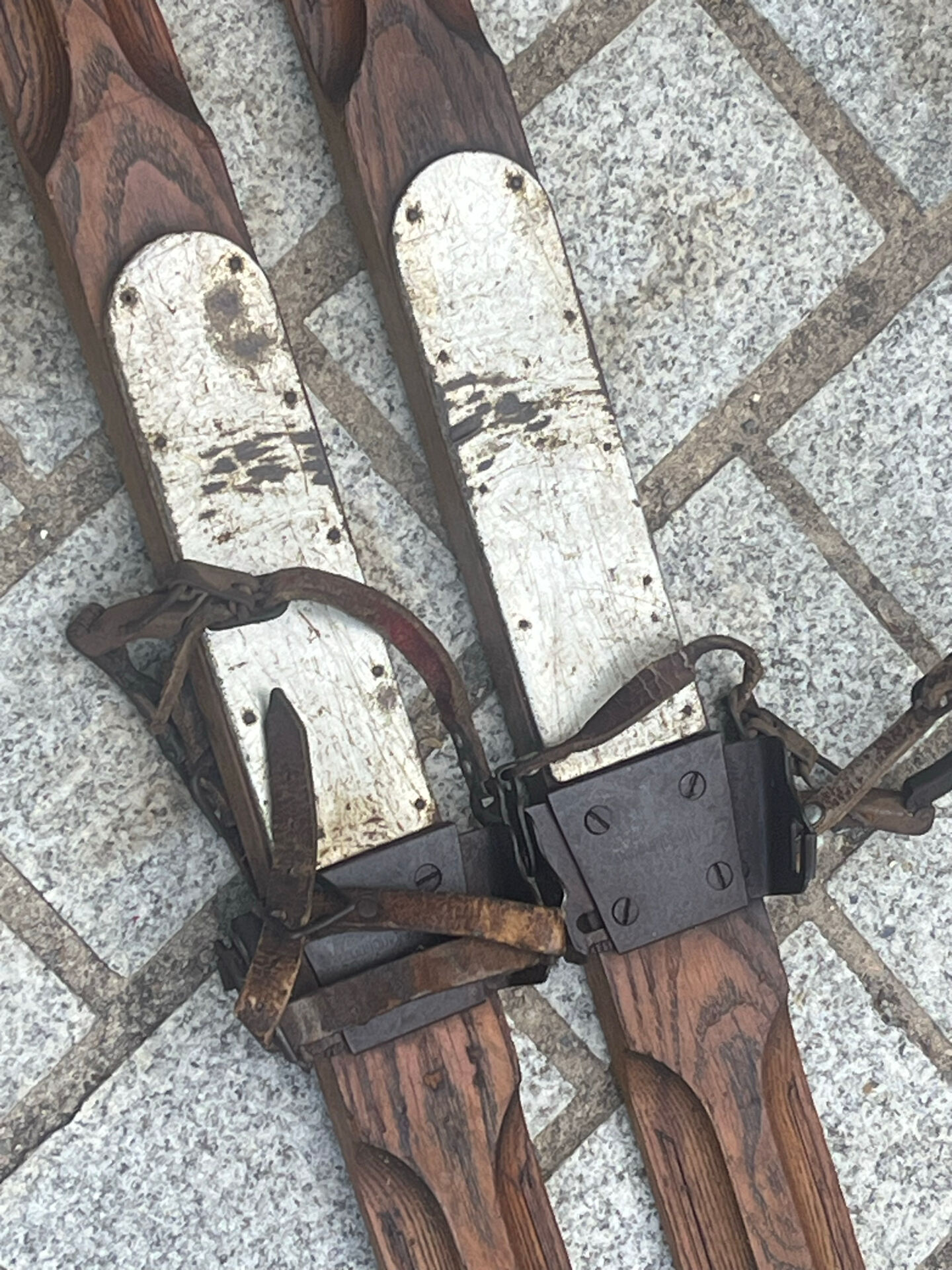 Pair of old skis L=196cm