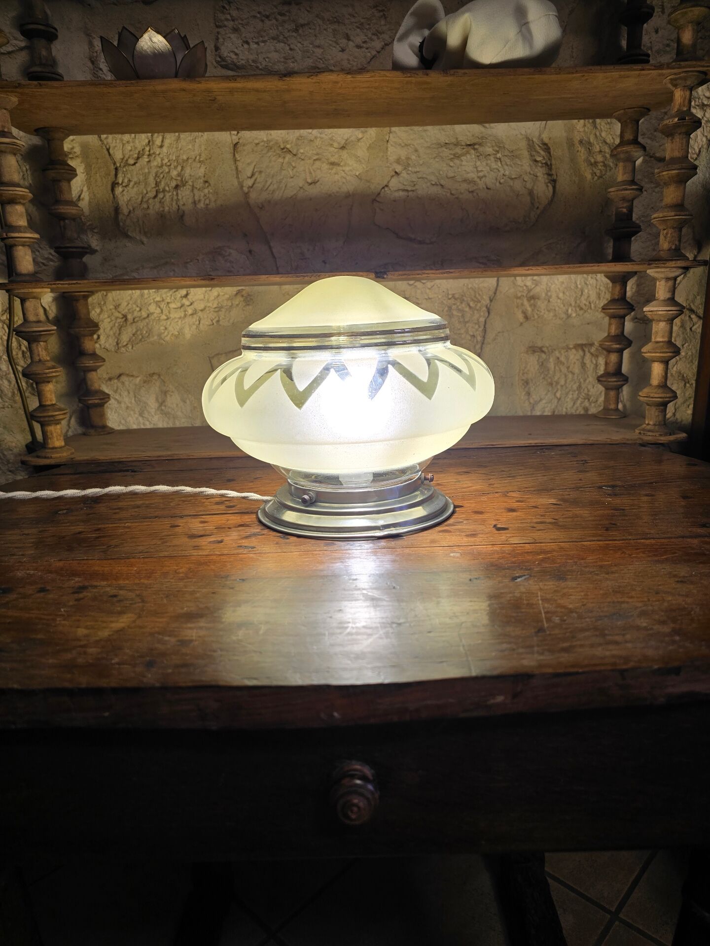 Vintage table lamp Globe saucer in frosted yellow glass with a trim.