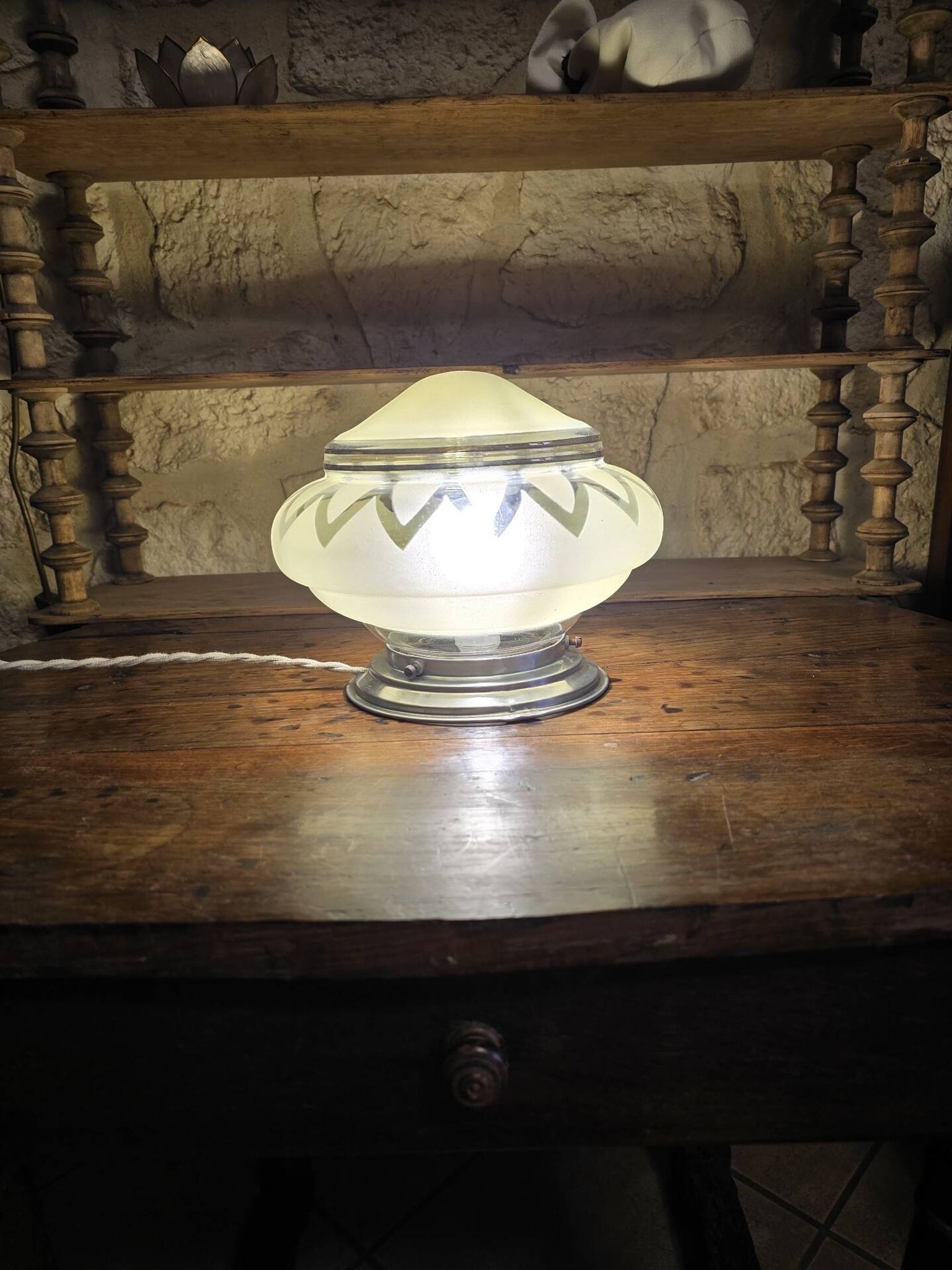 Vintage table lamp Globe saucer in frosted yellow glass with a trim.