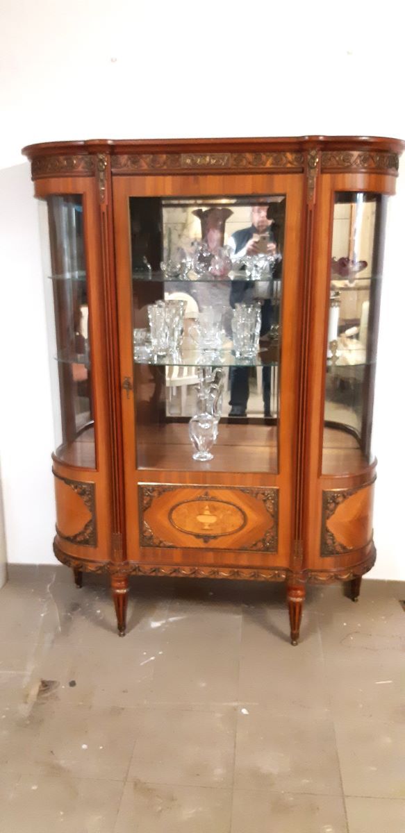 Showcase Louis XVI style, twentieth realization, signed cabinetmaking JP Ehalt of very good quality.