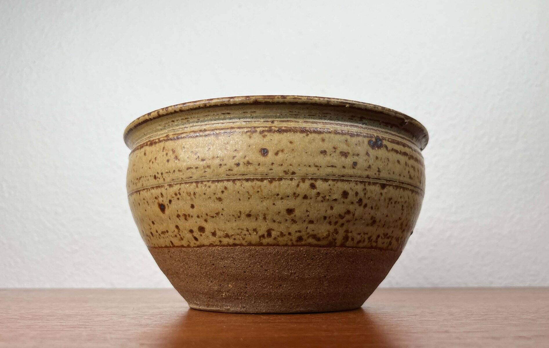 Mid-century modern British studio pottery bowl by Richard Batterham, 1960s.
