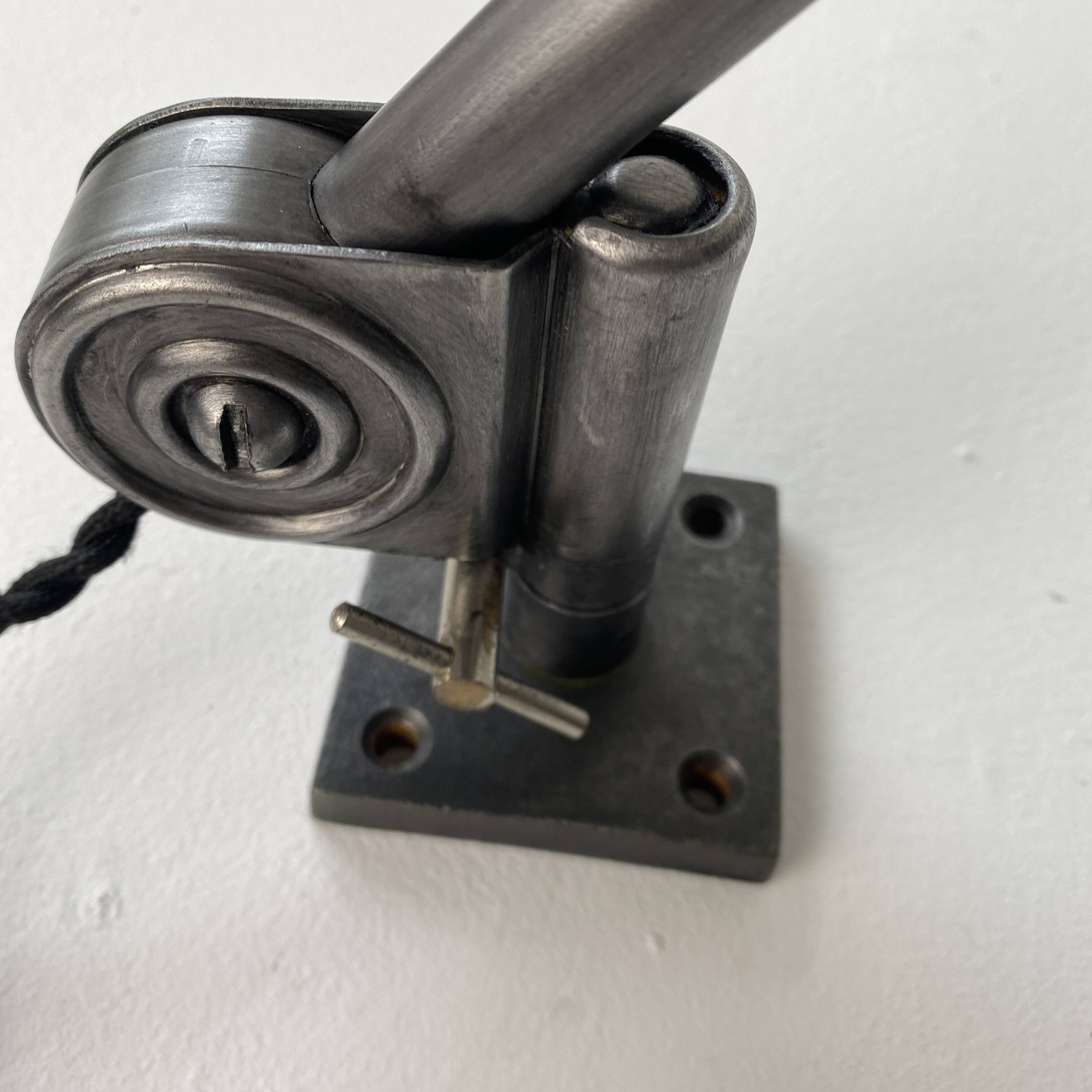 Ancienne lampe applique d’atelier bauhaus hala 122