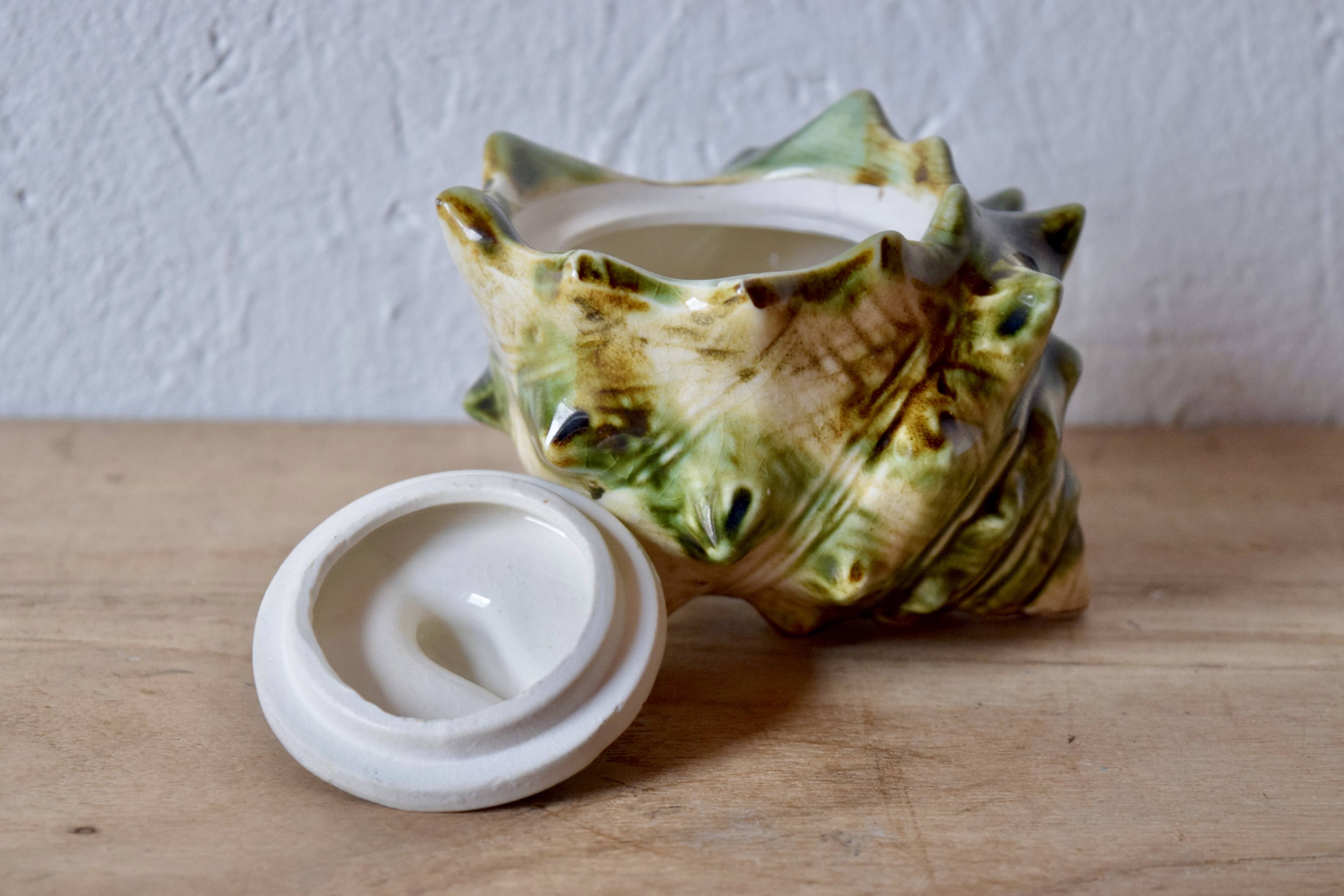 Vintage tea service in glazed ceramic - shape of conchs or shells