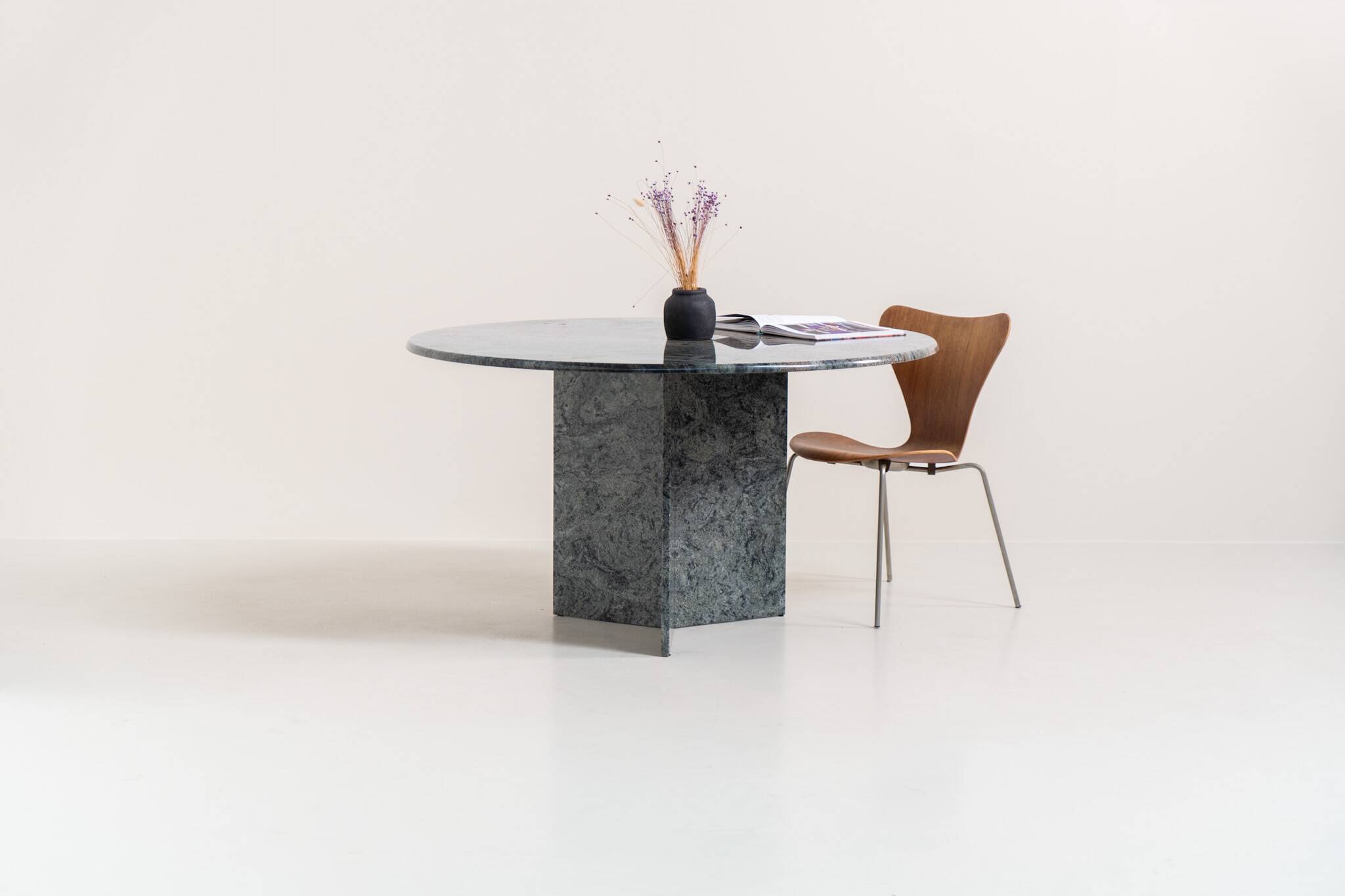 Dining table in solid Juparana granite