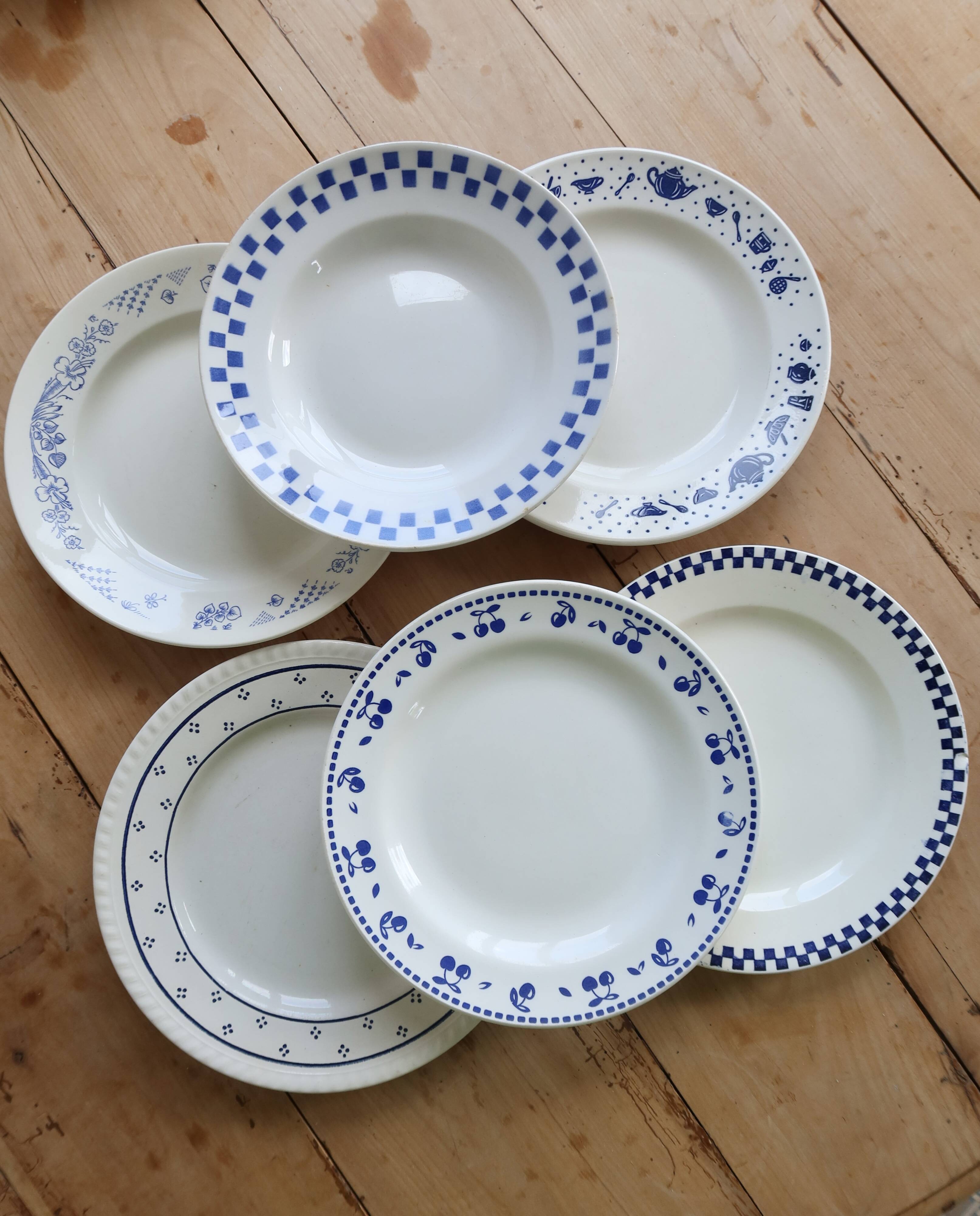 6 mismatched vintage blue and white earthenware dinner plates – Lot Marl