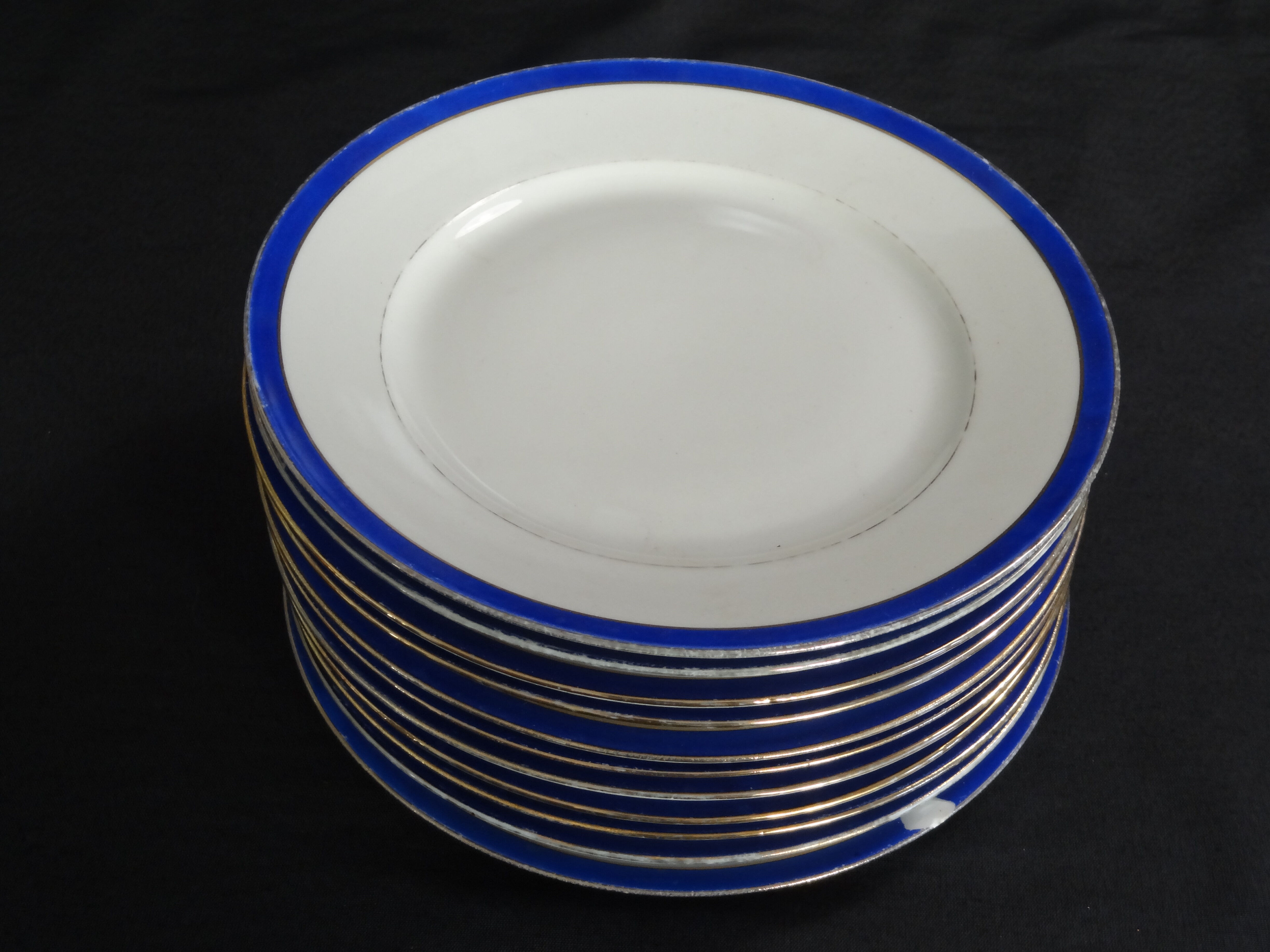 11 assiettes à dessert en porcelaine de Limoges, Bleu de Four, ø 23,5