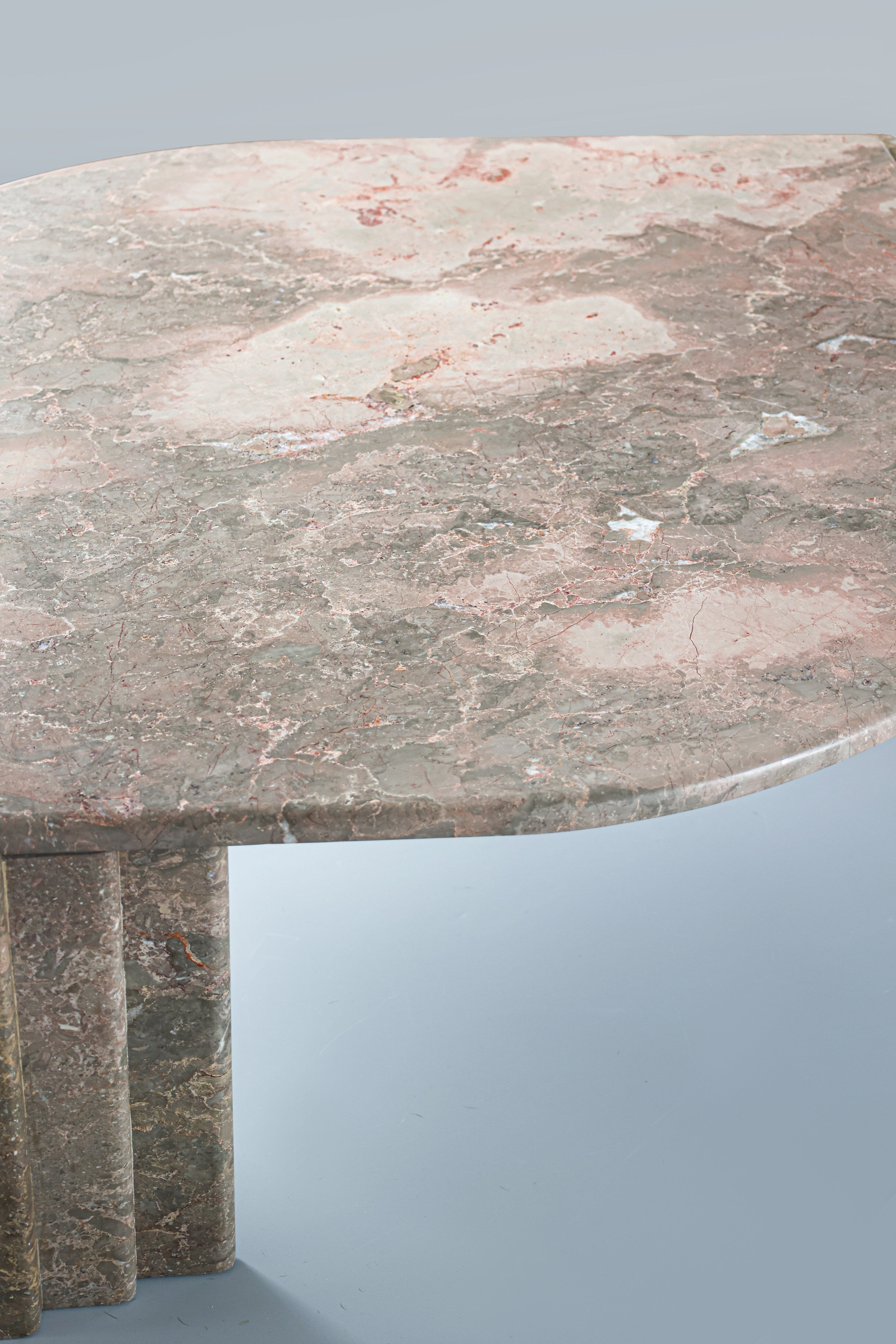 Table basse en marbre en forme d'œil italienne, années 1970.
