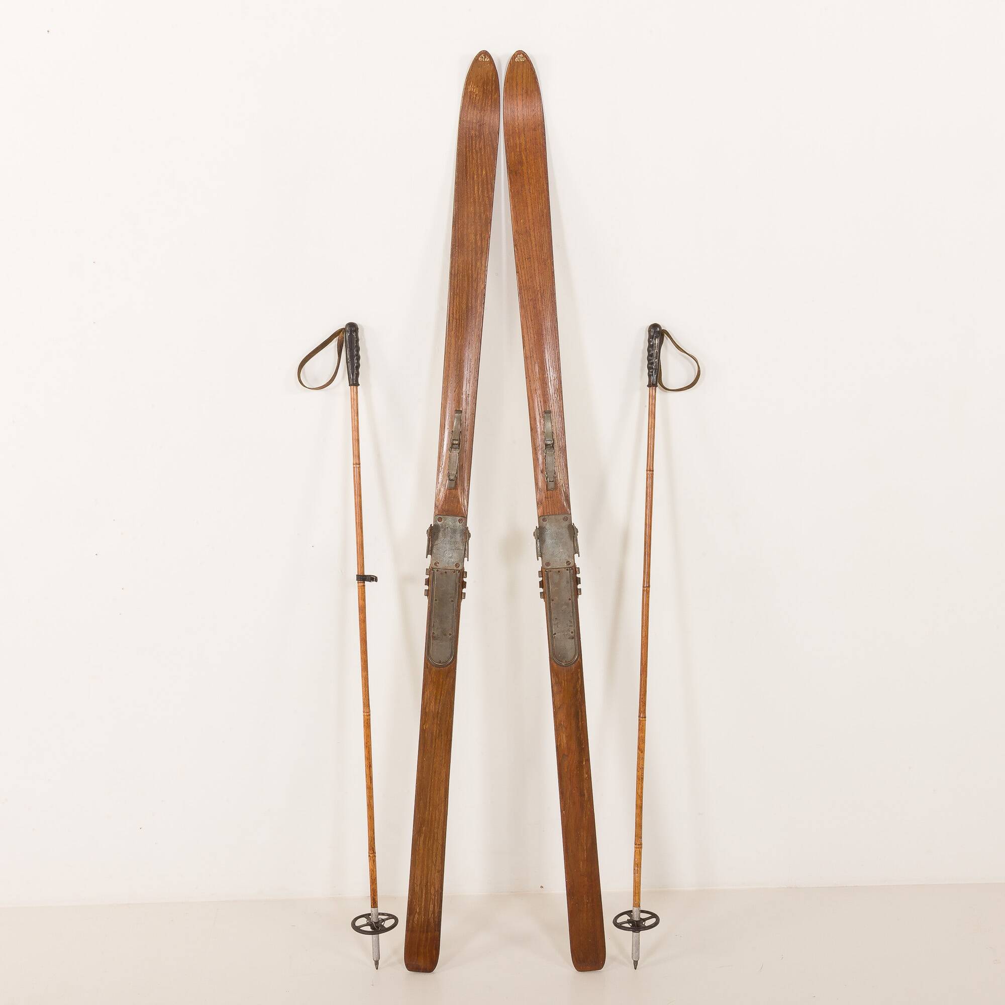 Paire de skis en bois vintage avec fixations Geze Kandahar et bâtons en bambou, années 1950