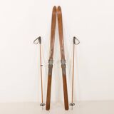 Paire de skis en bois vintage avec fixations Geze Kandahar et bâtons en bambou, années 1950