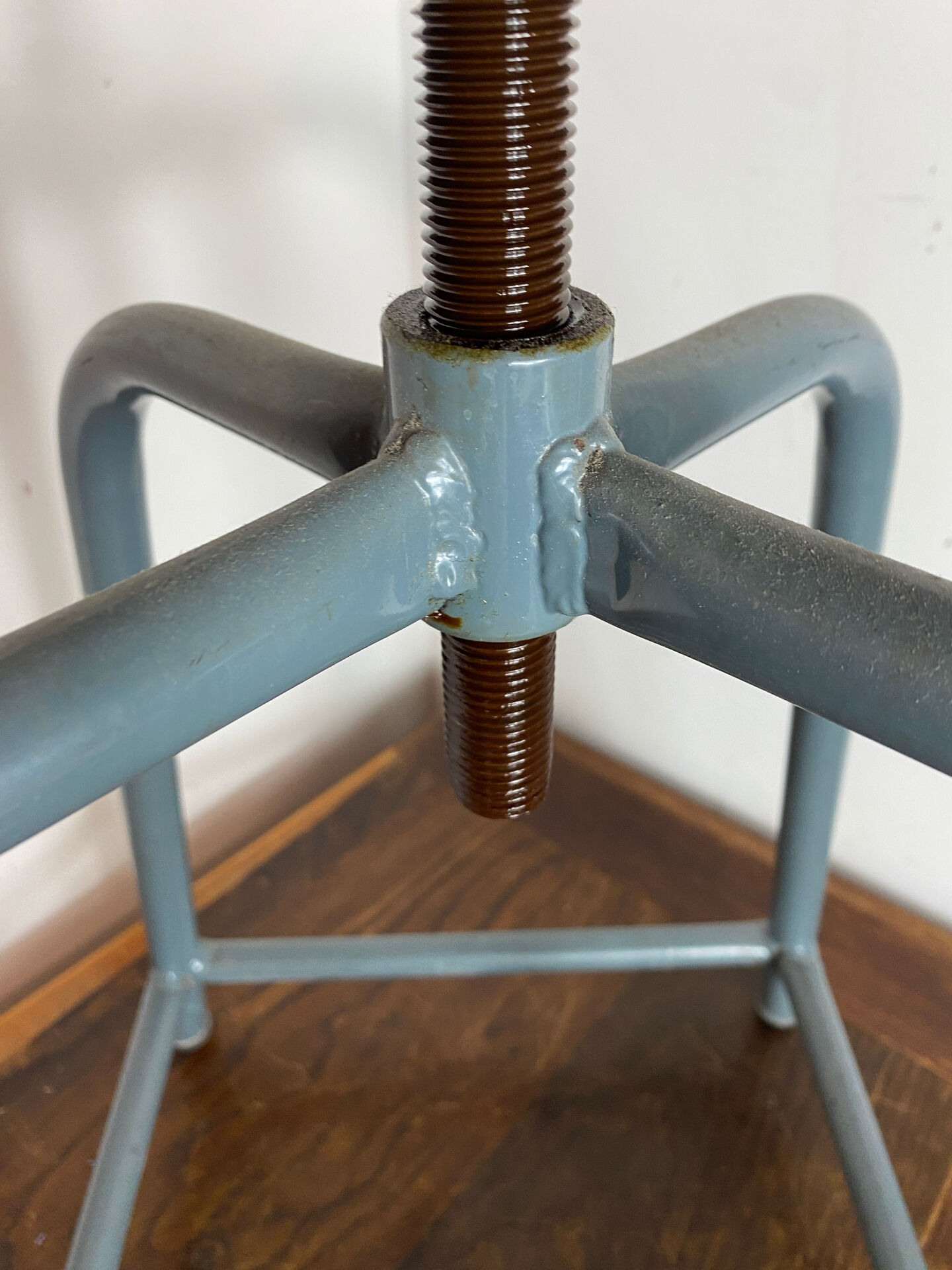 Adjustable height metal and wood workshop stool