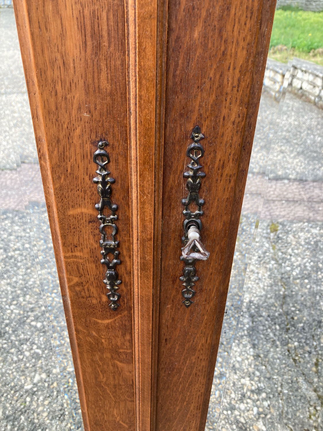 Parisian cabinet with shelves