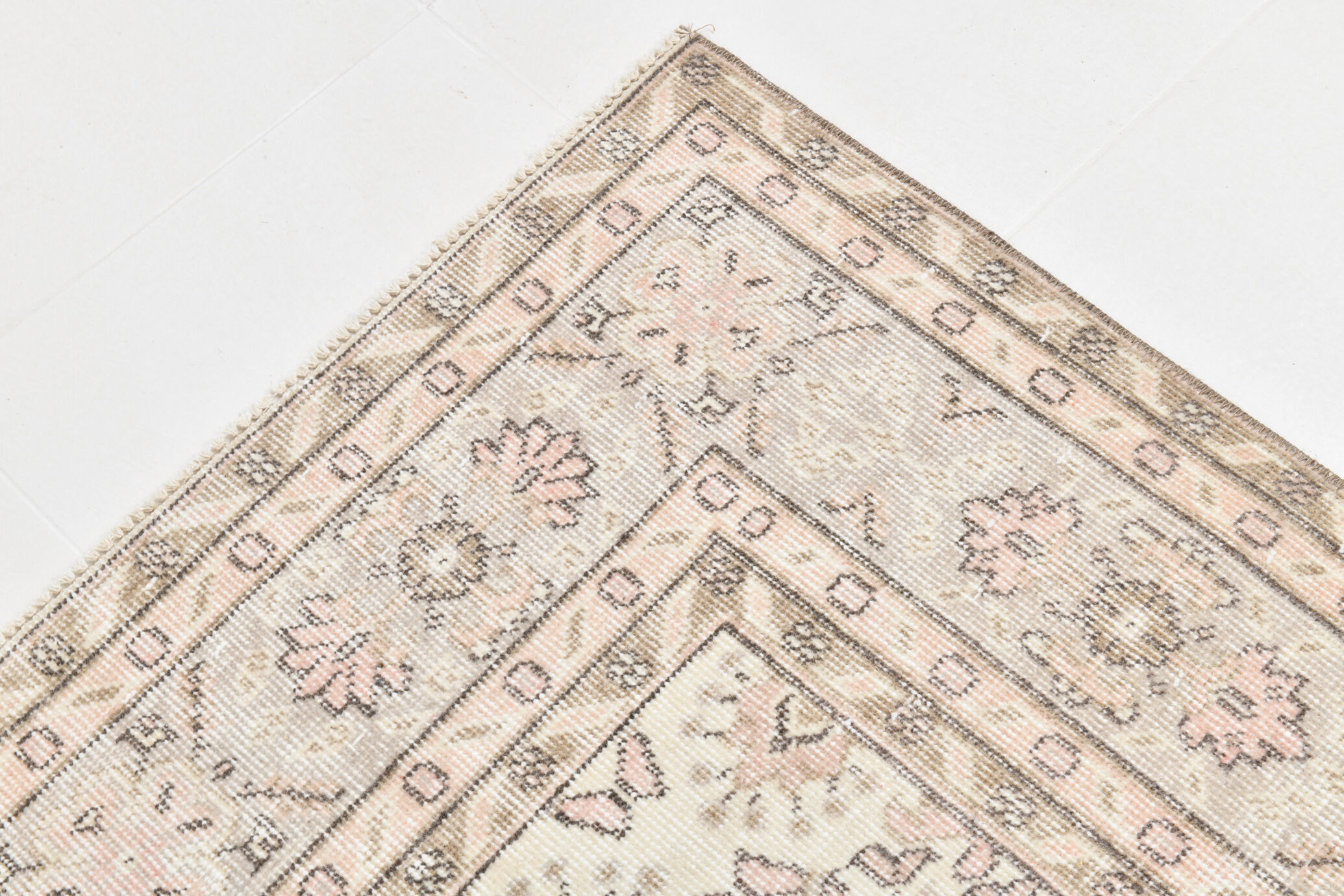 Bordered vintage rug, 218x326cm