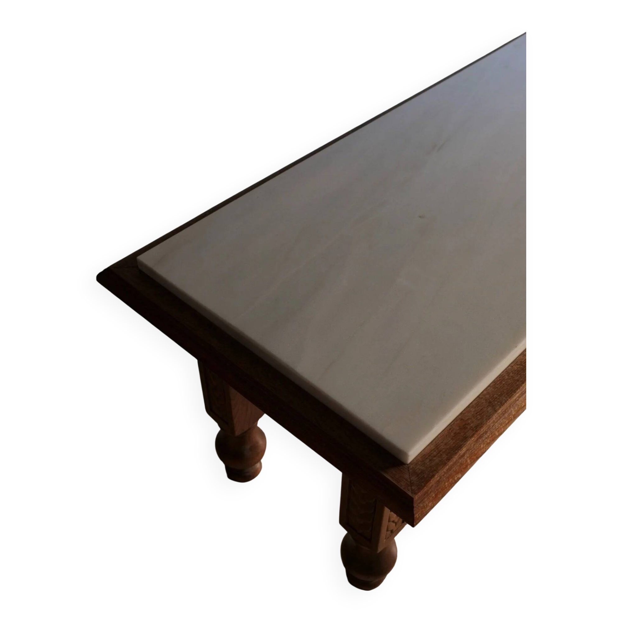 Table basse en chêne sculpté et marbre blanc